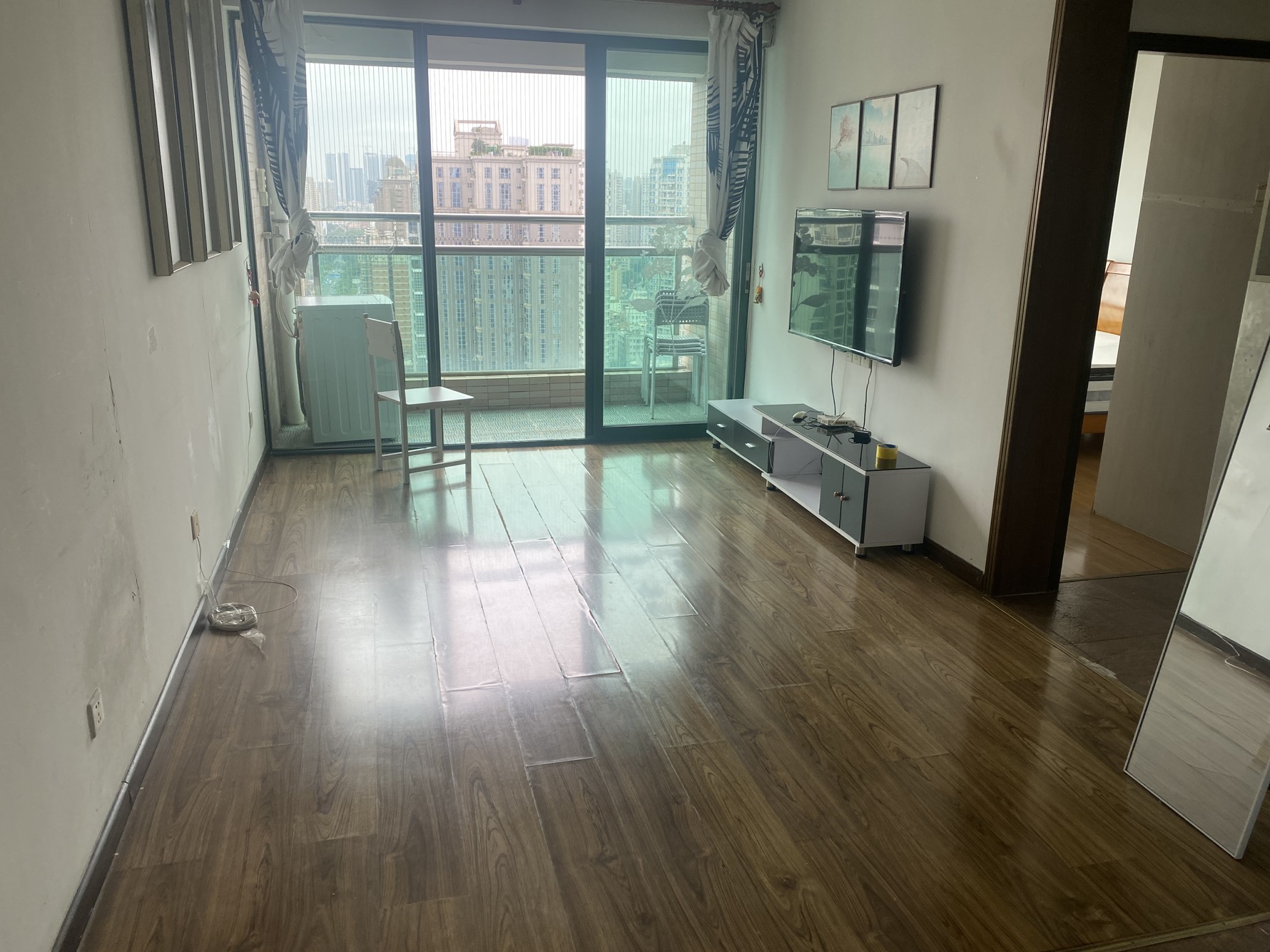 地铁口旁，户型方正，业主诚心出租