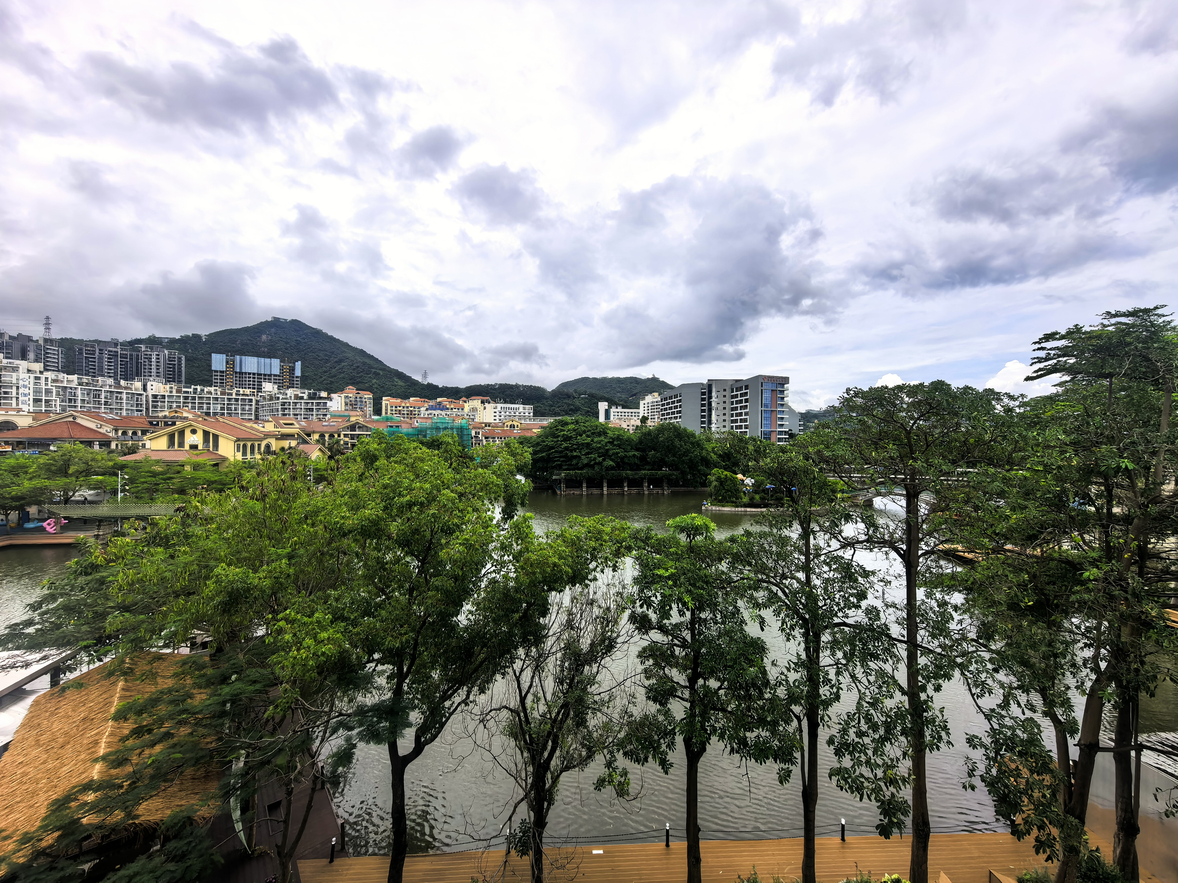 湖心岛精装公寓出租。