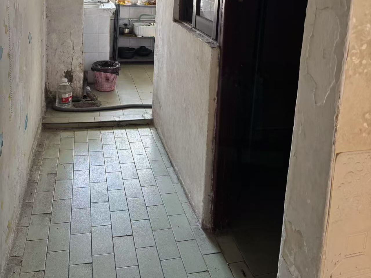 户型方正，通风采光很好，住家装修