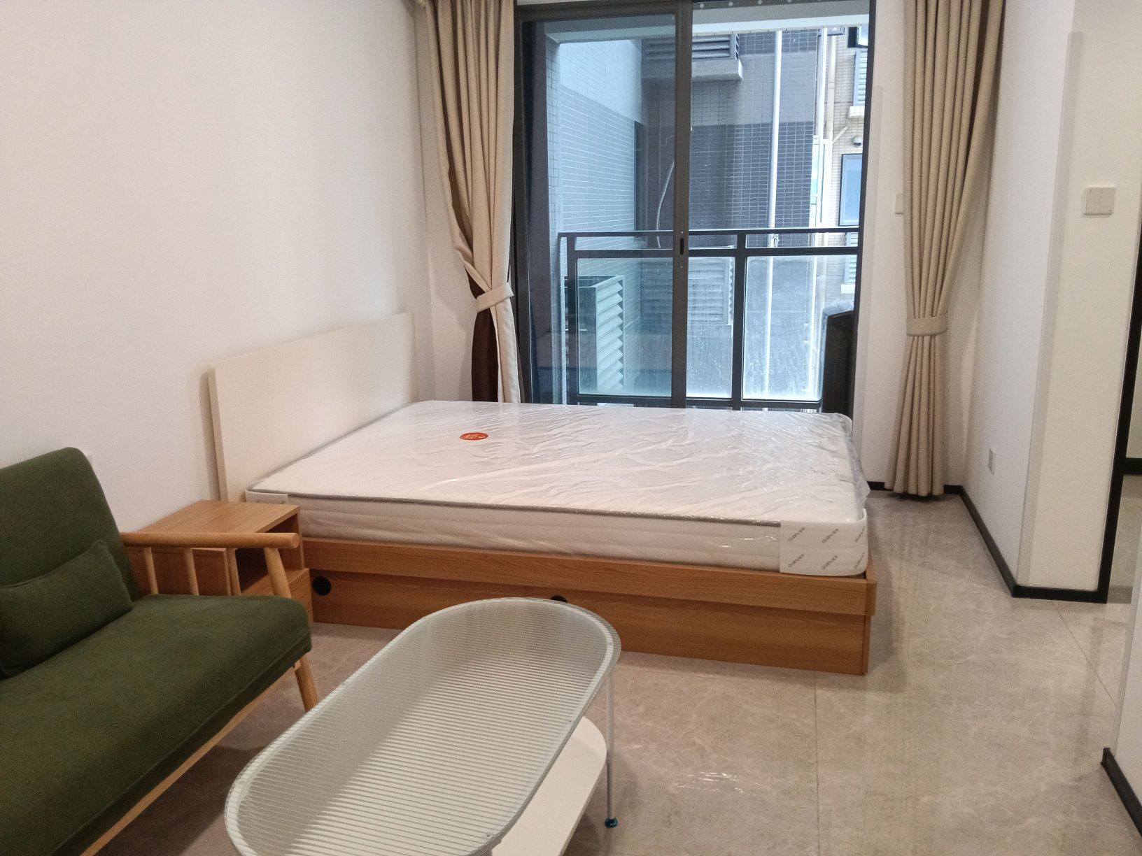 业主诚心出租2200全屋家私电器全新购置