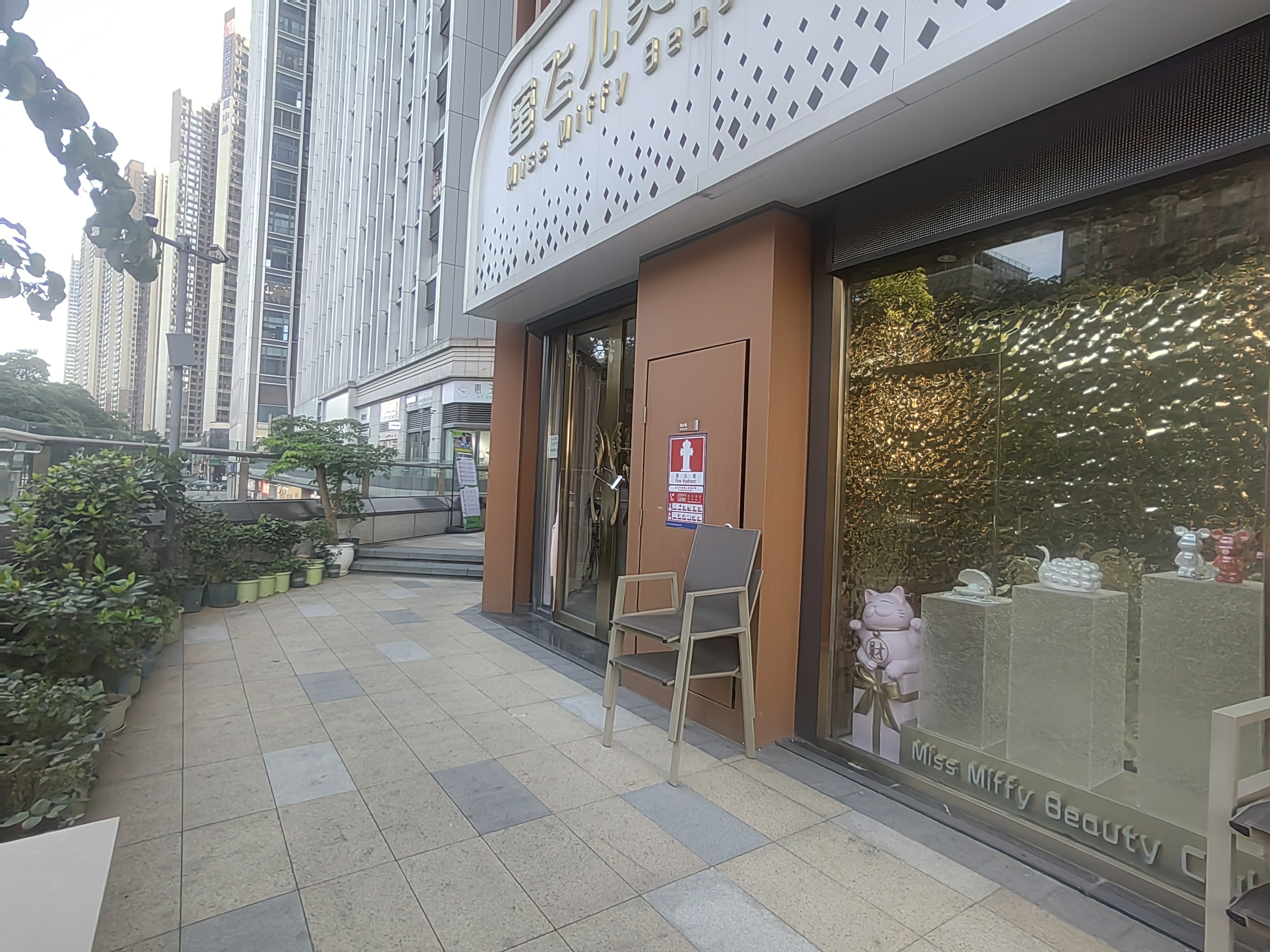 精装修，二楼拐角铺，门面开阔，适合做各类经营项目。