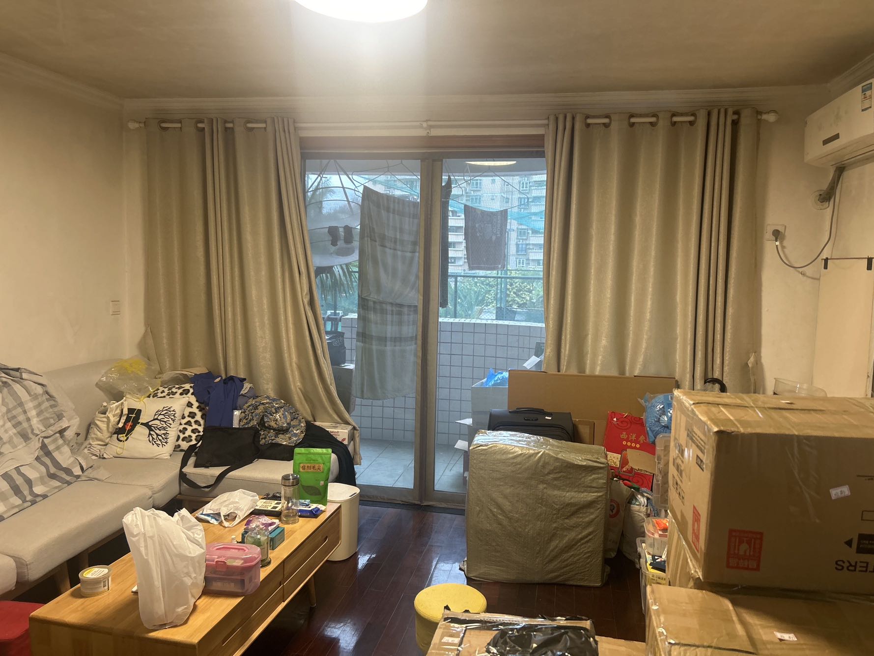这个小区是品质物业，居住舒适，楼间距宽阔，绿化率高，邻里关系