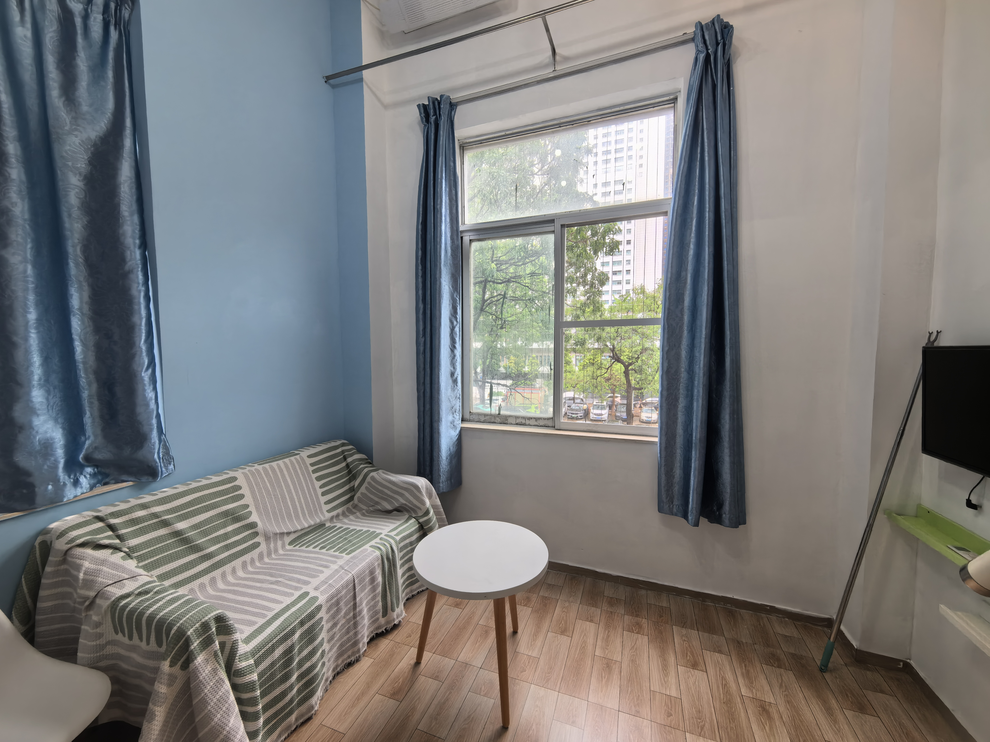 LOFT,近地铁，光照好，一室一厅，家具齐全，价格可议随时看