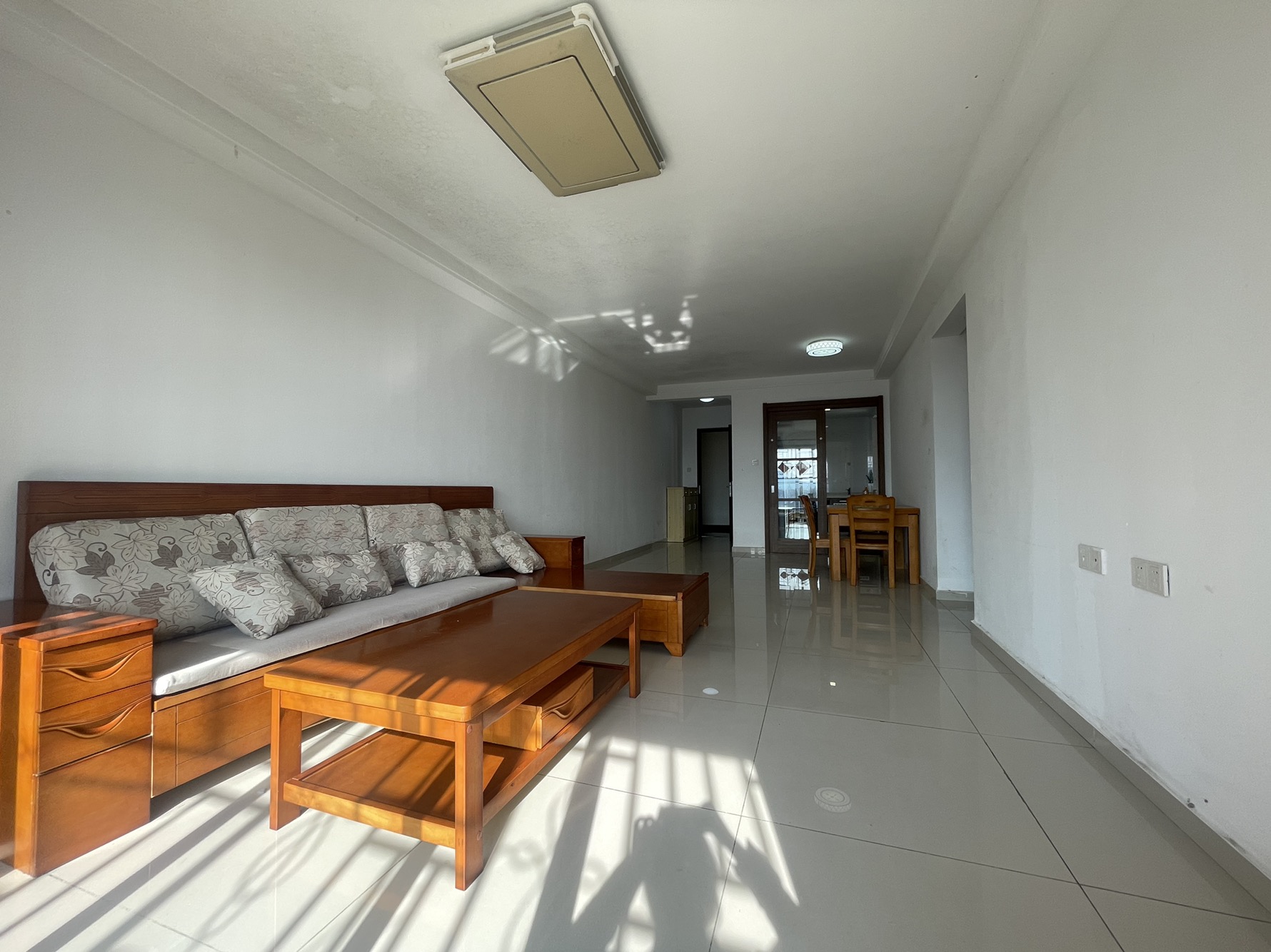 房子没有抵押，产权很清晰，业主诚心出租房源，看房方便