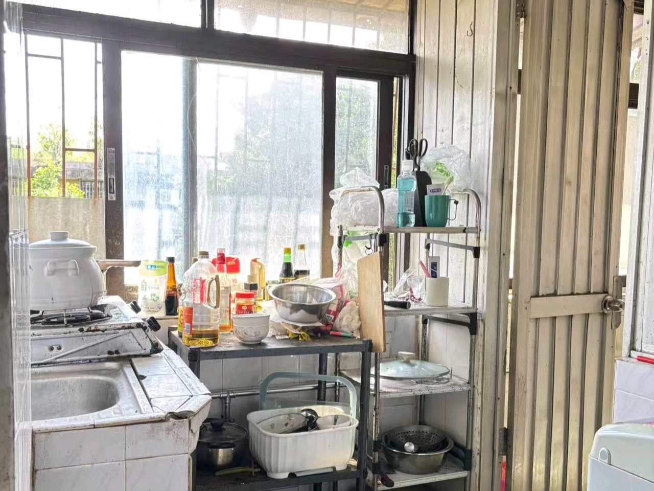 户型方正，通风采光很好，住家装修