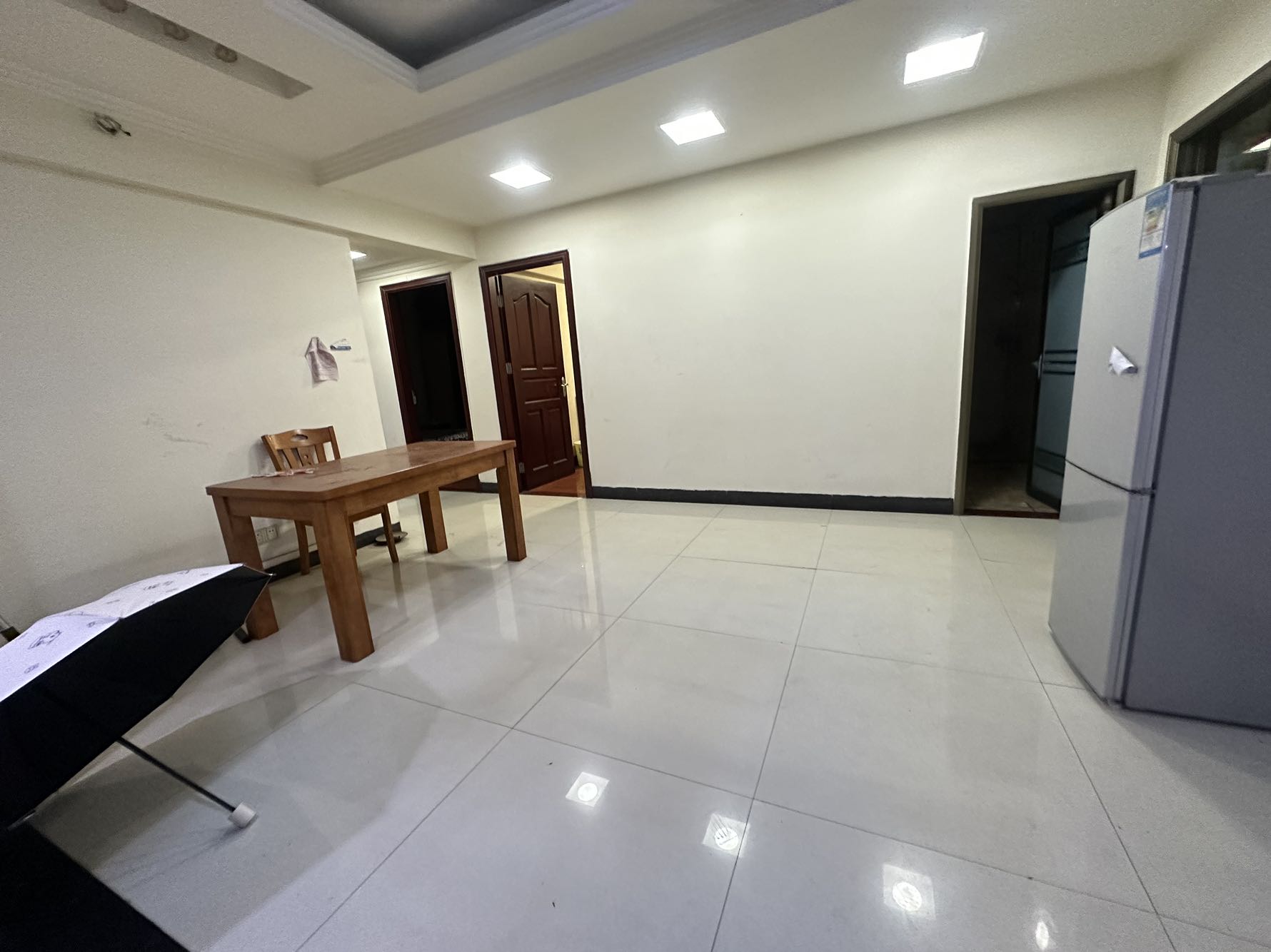 纯实木家具，业主保养好，家私家电齐，拎包入住。