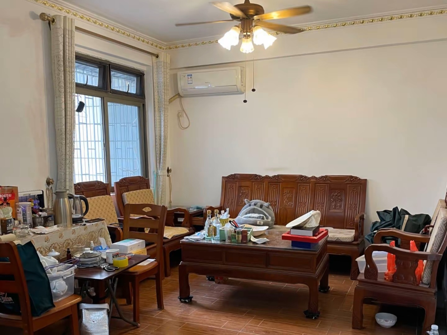 翻身地铁口旁，居家大三房，业主诚心出租，价格可谈