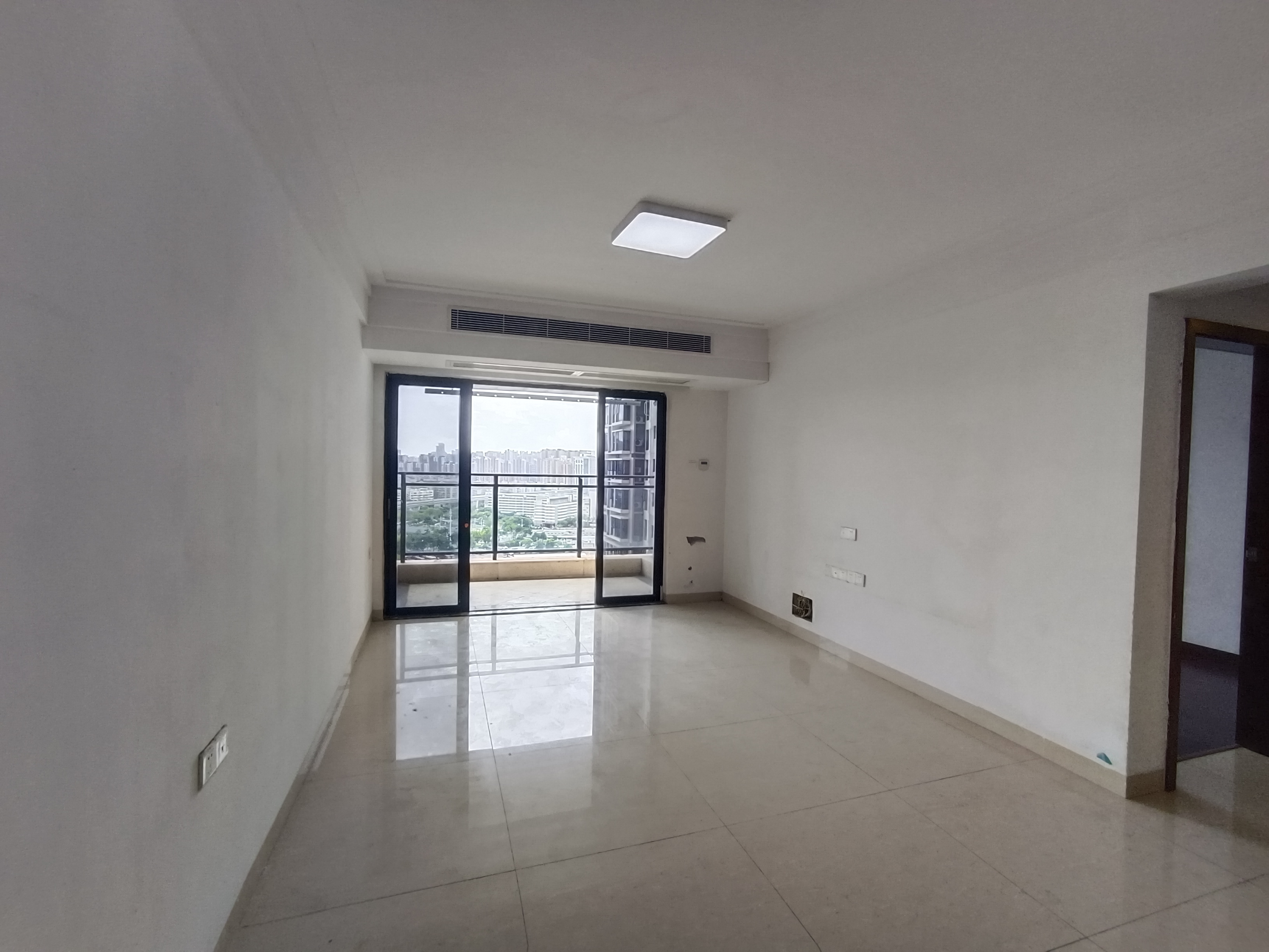 凤山府，税费低，户型方正，朝南采光佳，带入户花园！业主诚售，随时看房！