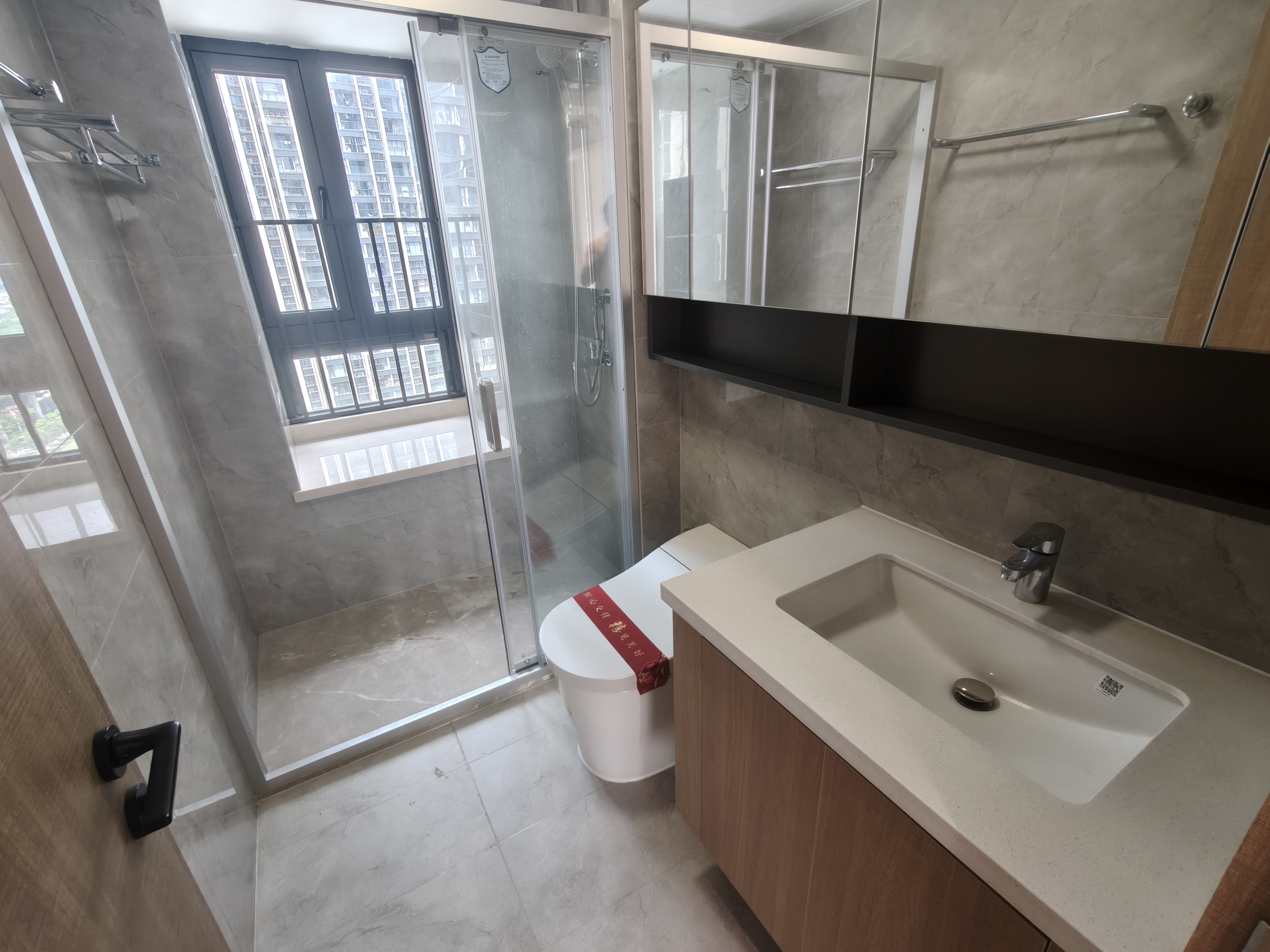 嘉富宝禧，朝南中楼层，楼龄新，车位足，近商业、公园，诚售，随时看房！