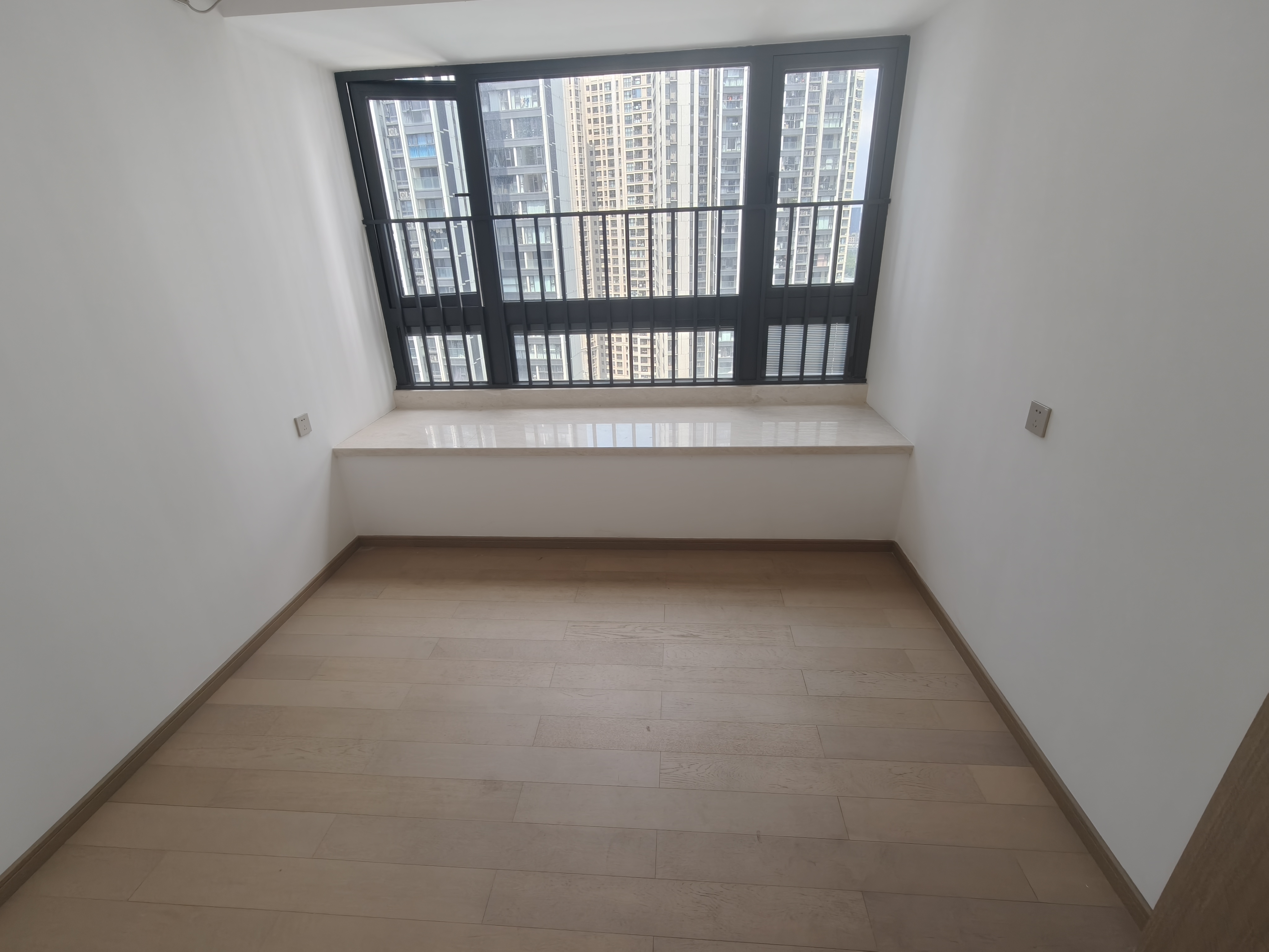 嘉富宝禧，朝南中楼层，楼龄新，车位足，近商业、公园，诚售，随时看房！