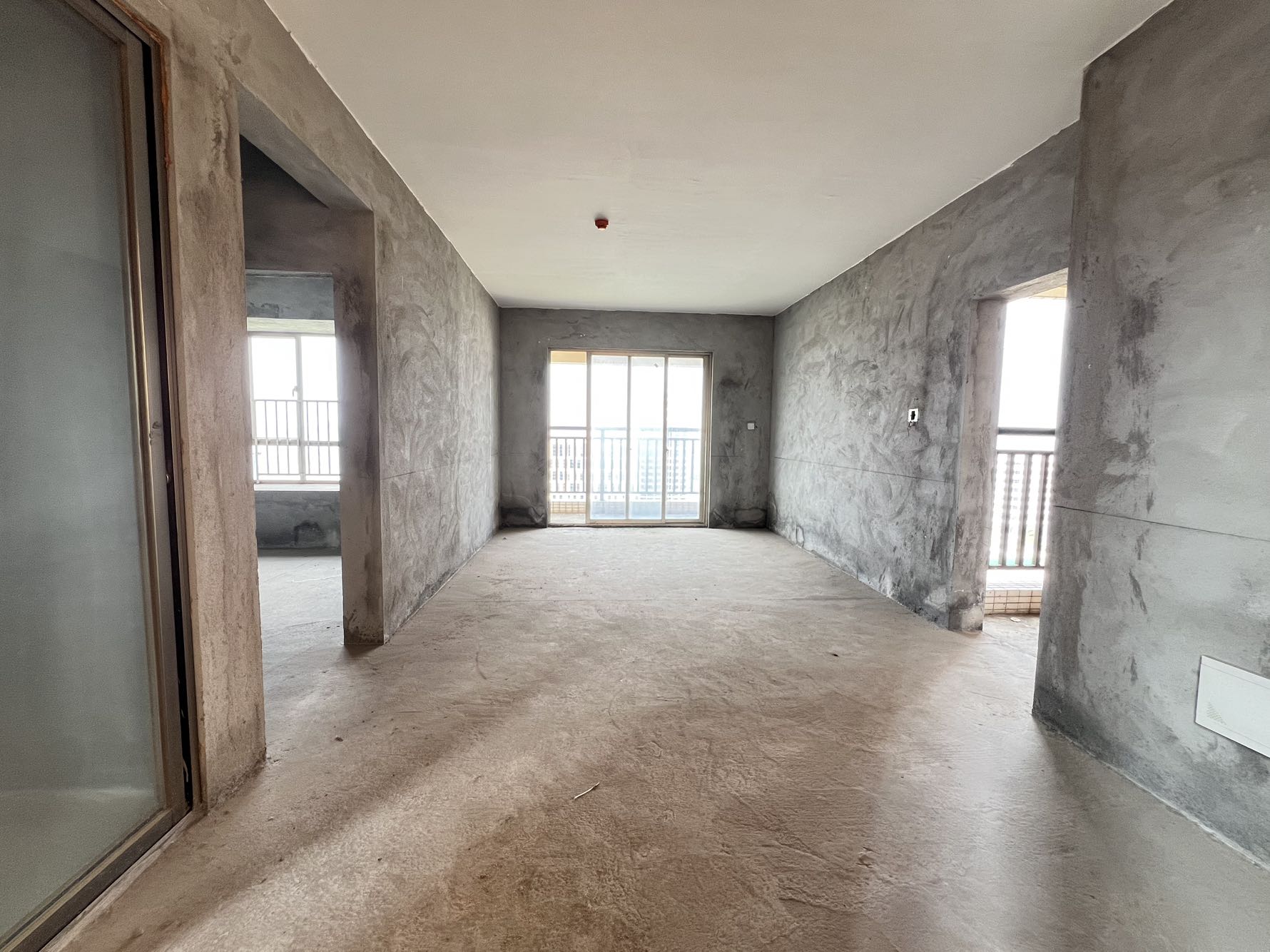 万景豪庭，户型方正，朝南采光佳，车位充足，带地面花园，业主诚售，随时看房！