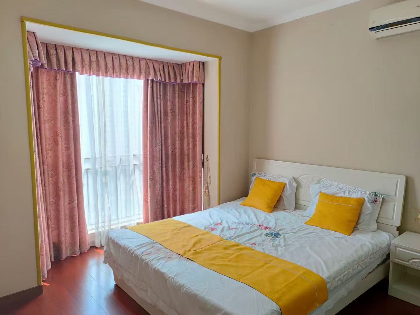 万科翡丽郡，户型方正，通风采光优，车位充足，带地面花园，业主诚心出售，随时看房！