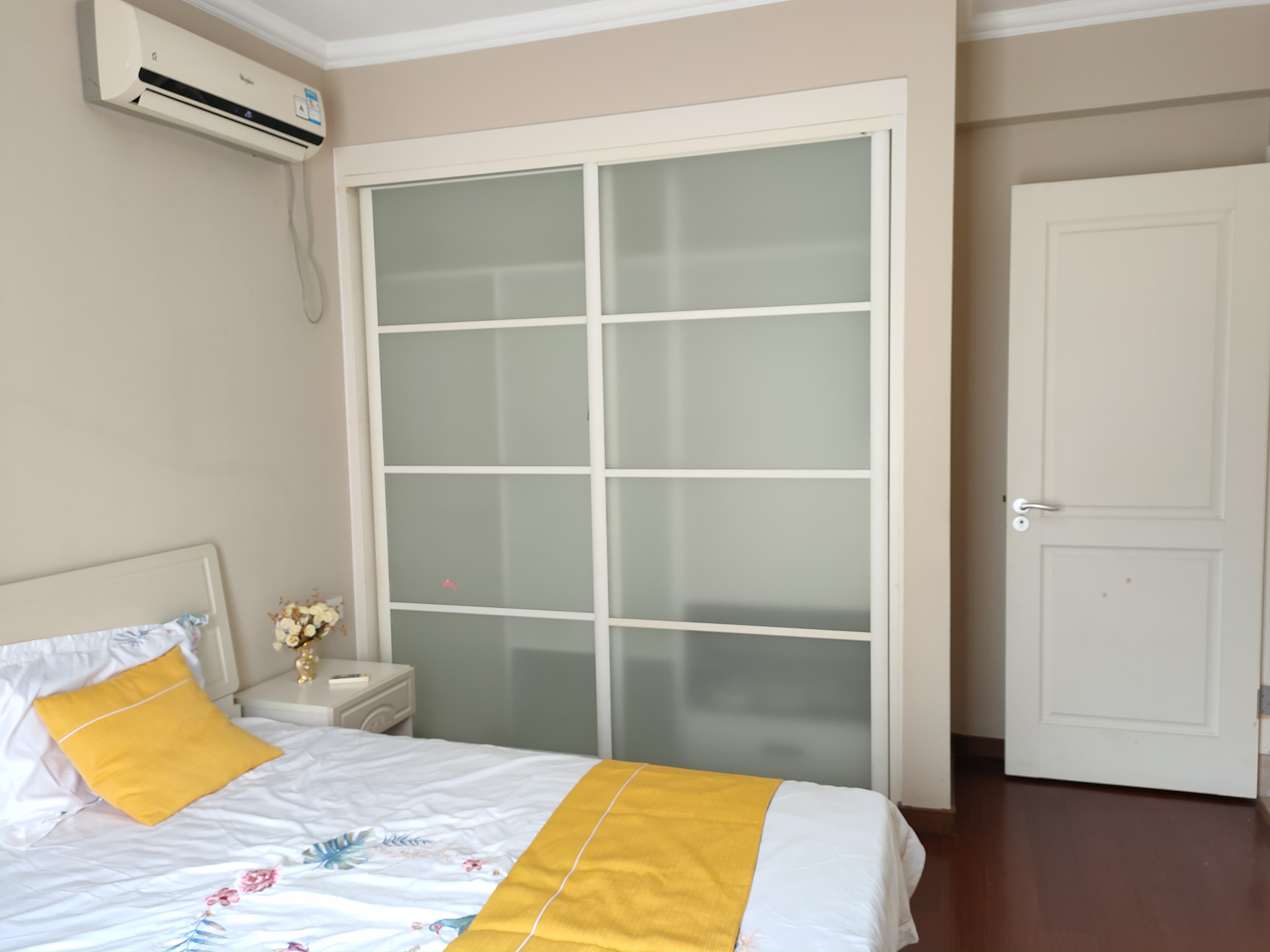 万科翡丽郡，户型方正，通风采光优，车位充足，带地面花园，业主诚心出售，随时看房！