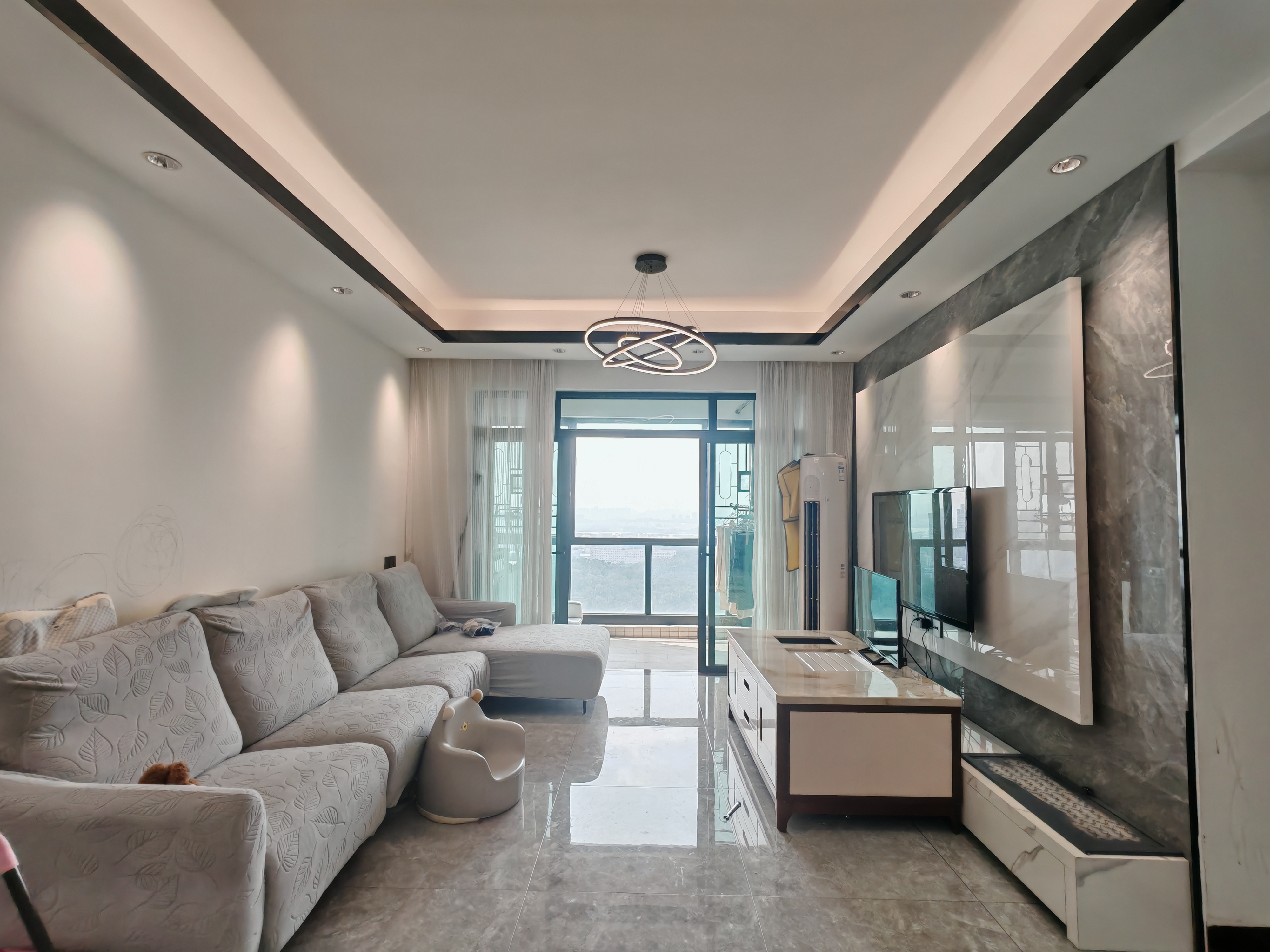 益丽龙湖花园，朝南高楼层，花园环绕，人车分流，商业公园近在咫尺，业主诚售，随时看房！