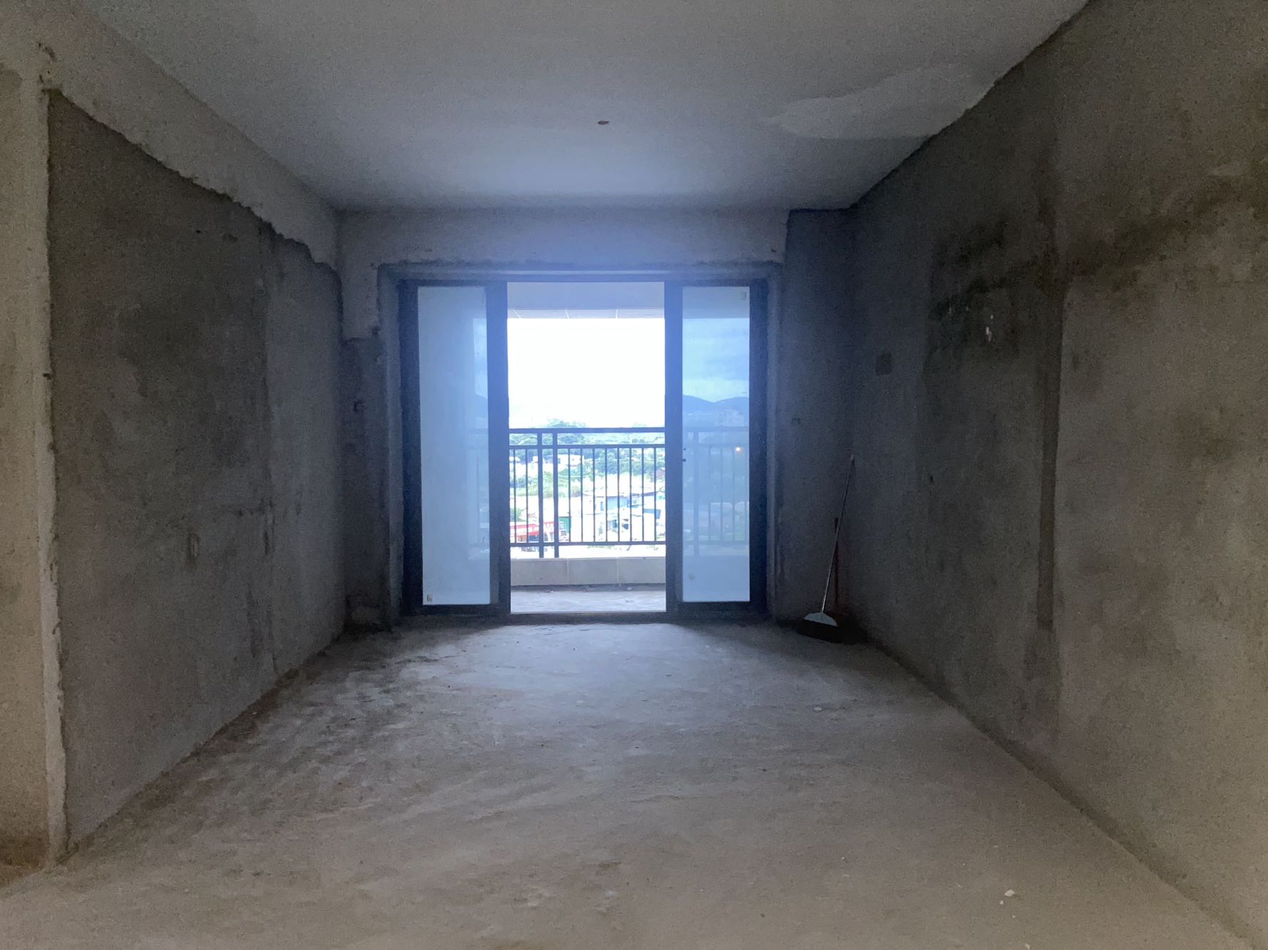 隆生仲恺花园，朝南采光佳，厅出阳台，车位充足，带地面花园，近商业综合体与大型公园，业主诚心出售！