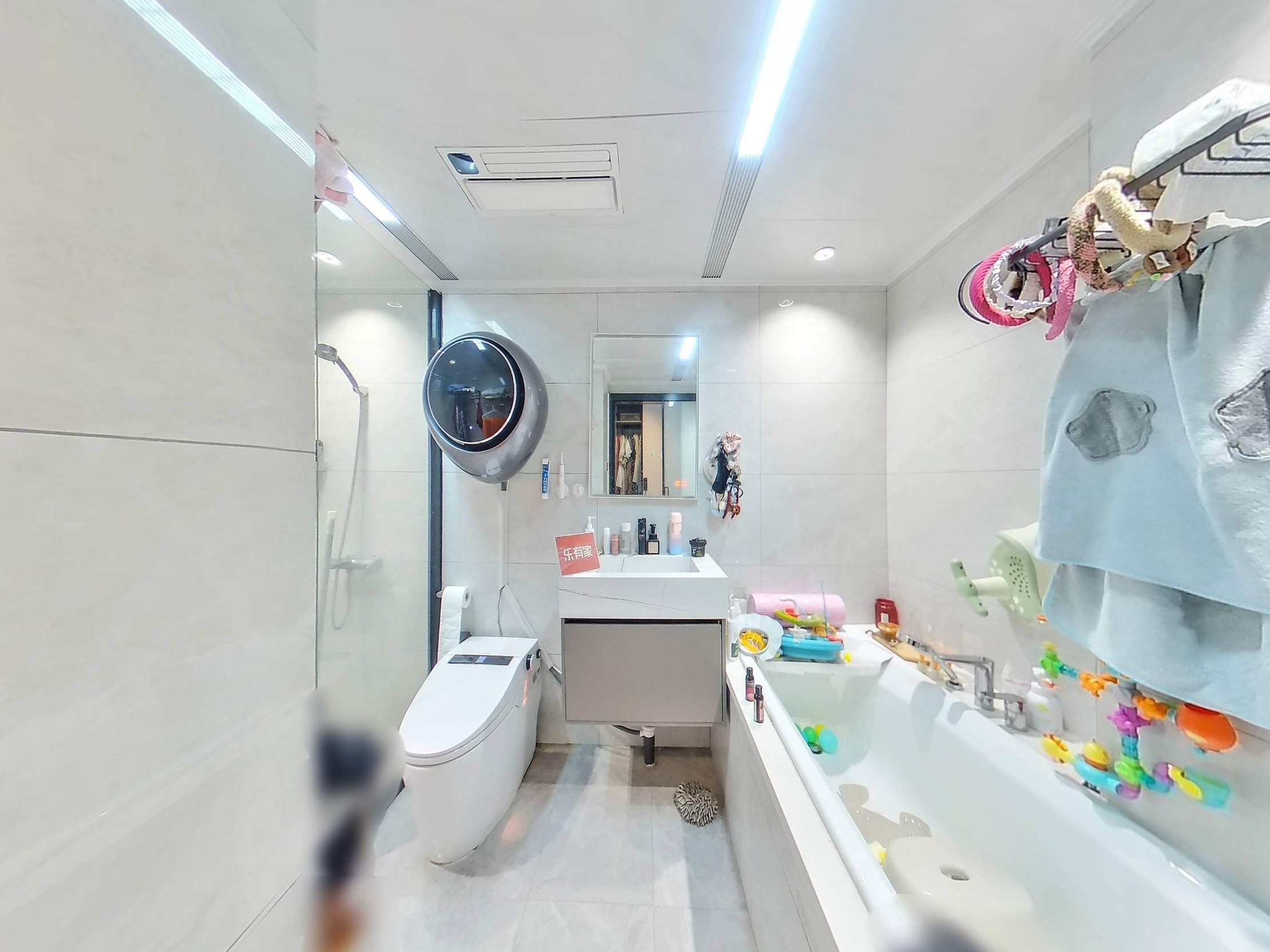 虹湾花园，方正通透，车位充足，重点学校旁！