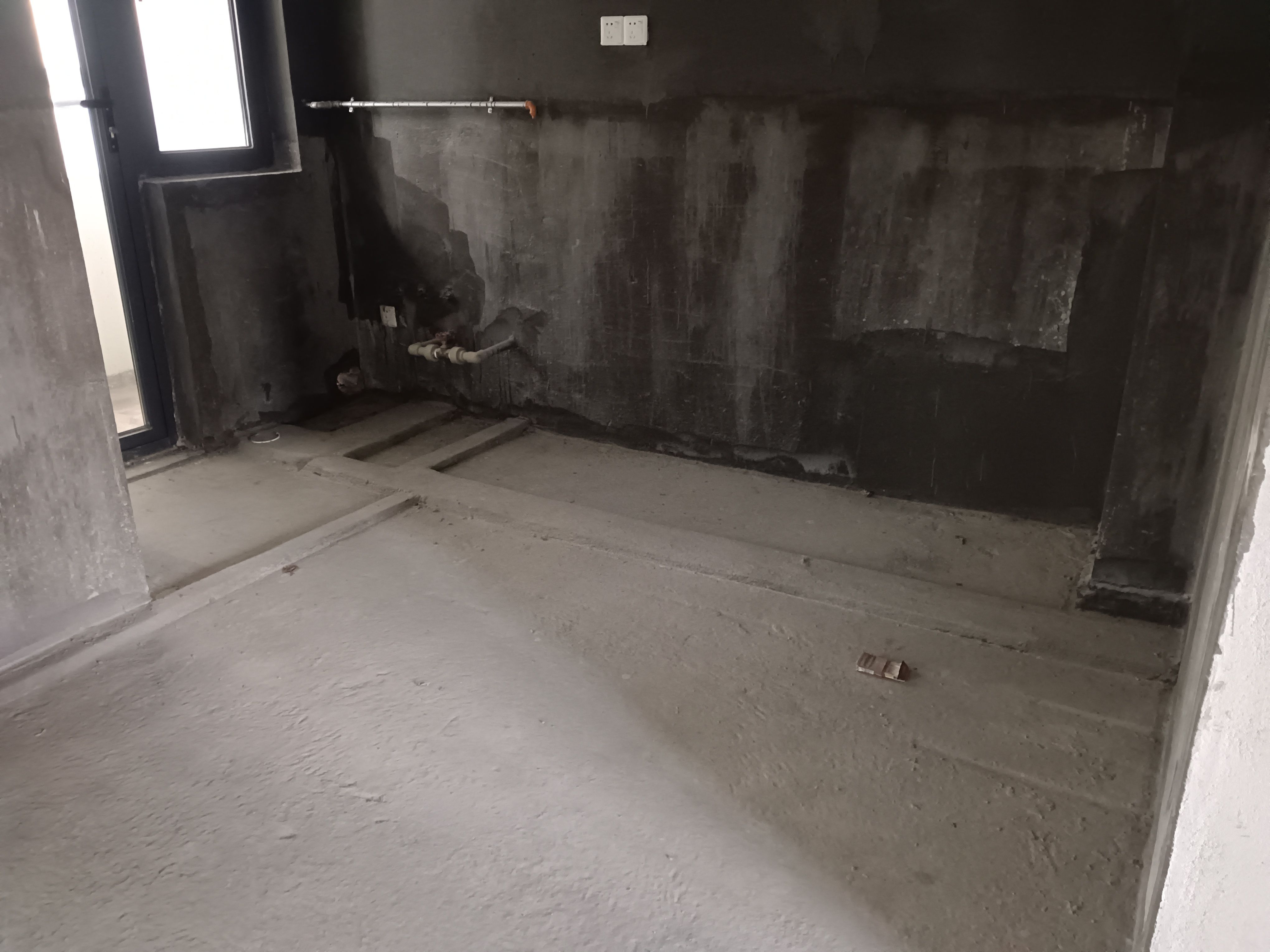 嘉富新禧，朝南采光佳，中楼层新居，车位充裕，近商业体与公园，业主诚售！