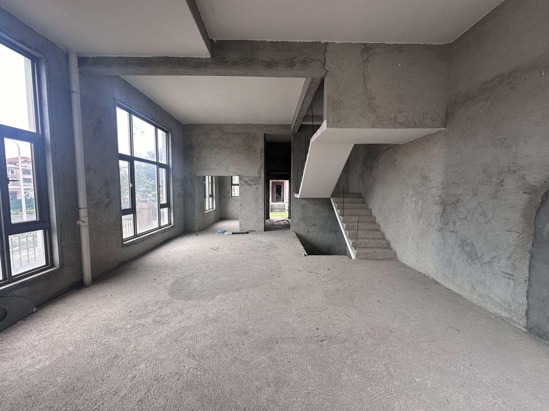 名门壹号，朝南采光，楼龄新，车位足，公园近！