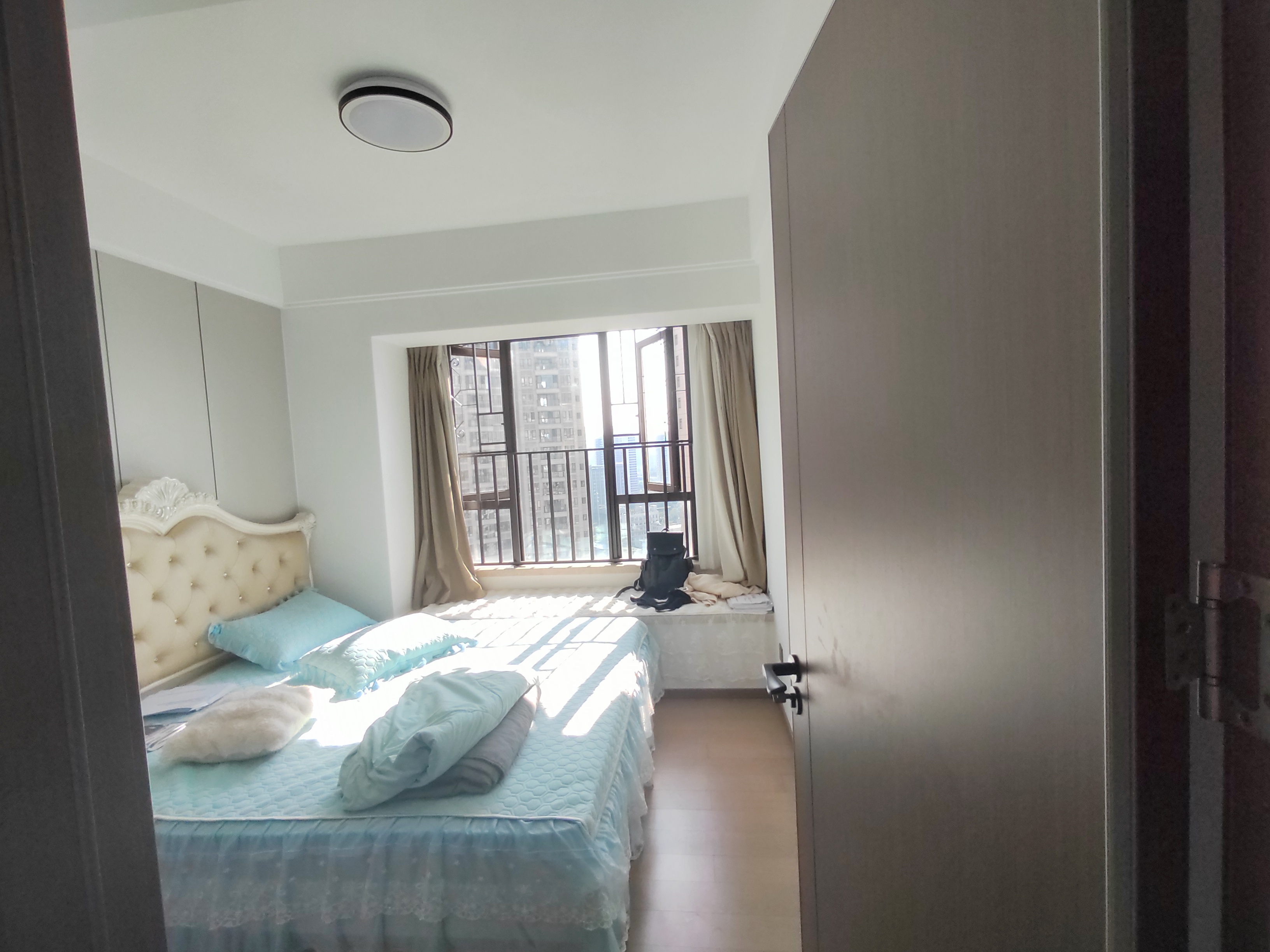 清平华府，朝南高楼层，采光优越，楼龄新，带重点学校，业主诚心出售！