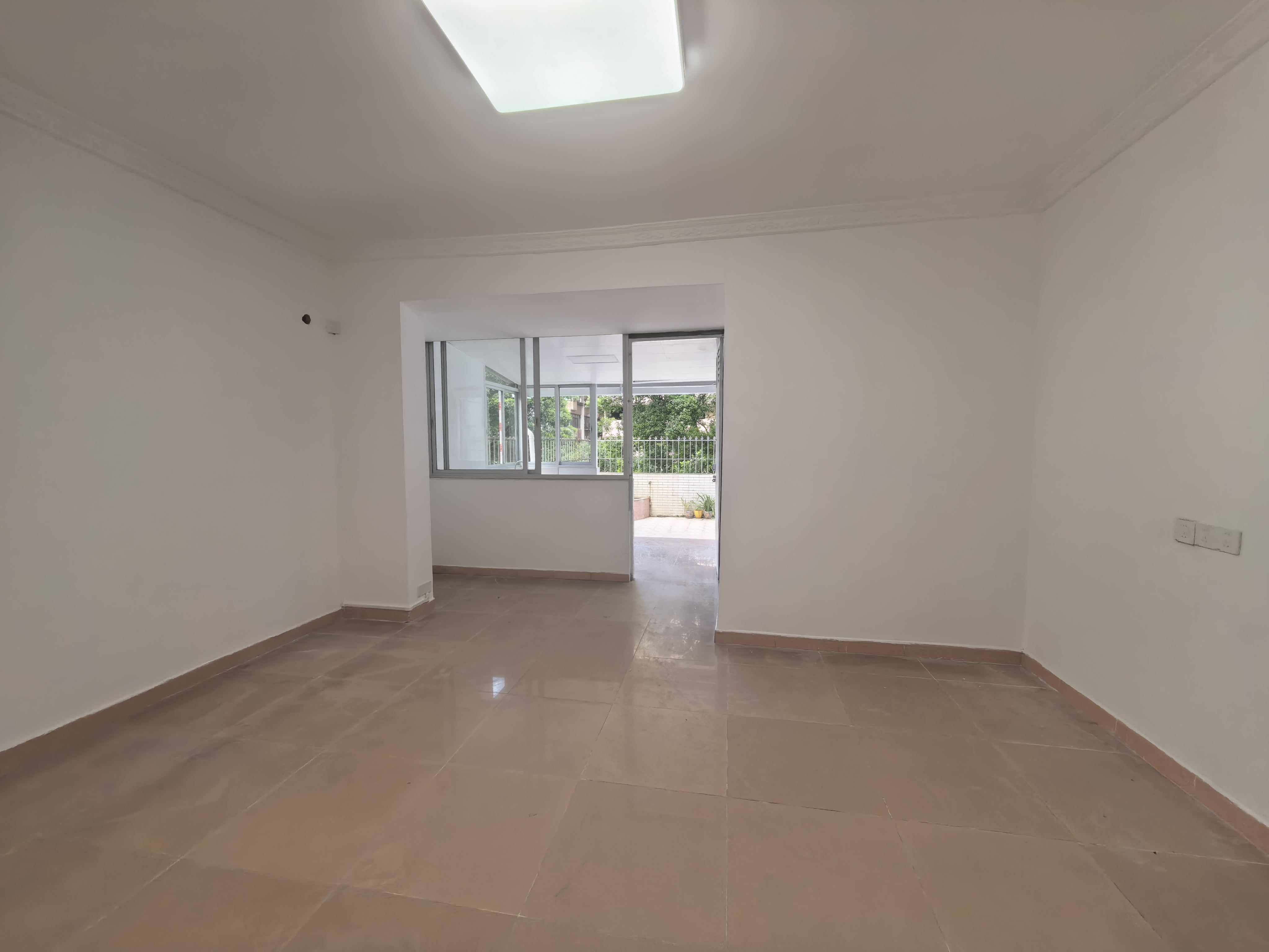 康乐园税费低，通风采光优，户型实用率高，带地面花园，业主诚心出售，随时看房！-广州康乐园二手房