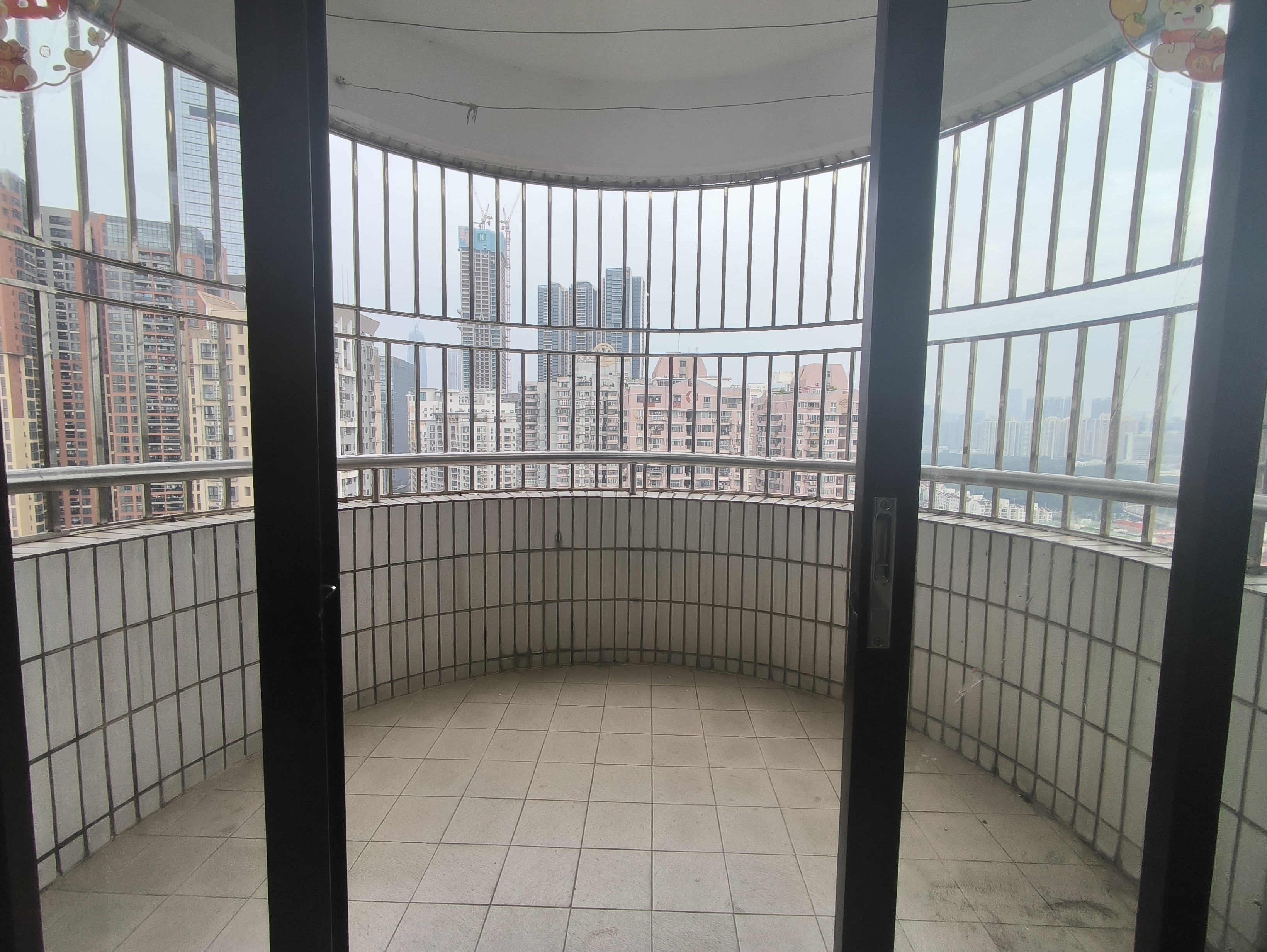 罗湖大剧院站旁，宝丽大厦高层两房出租，超大阳台-深圳宝丽大厦租房