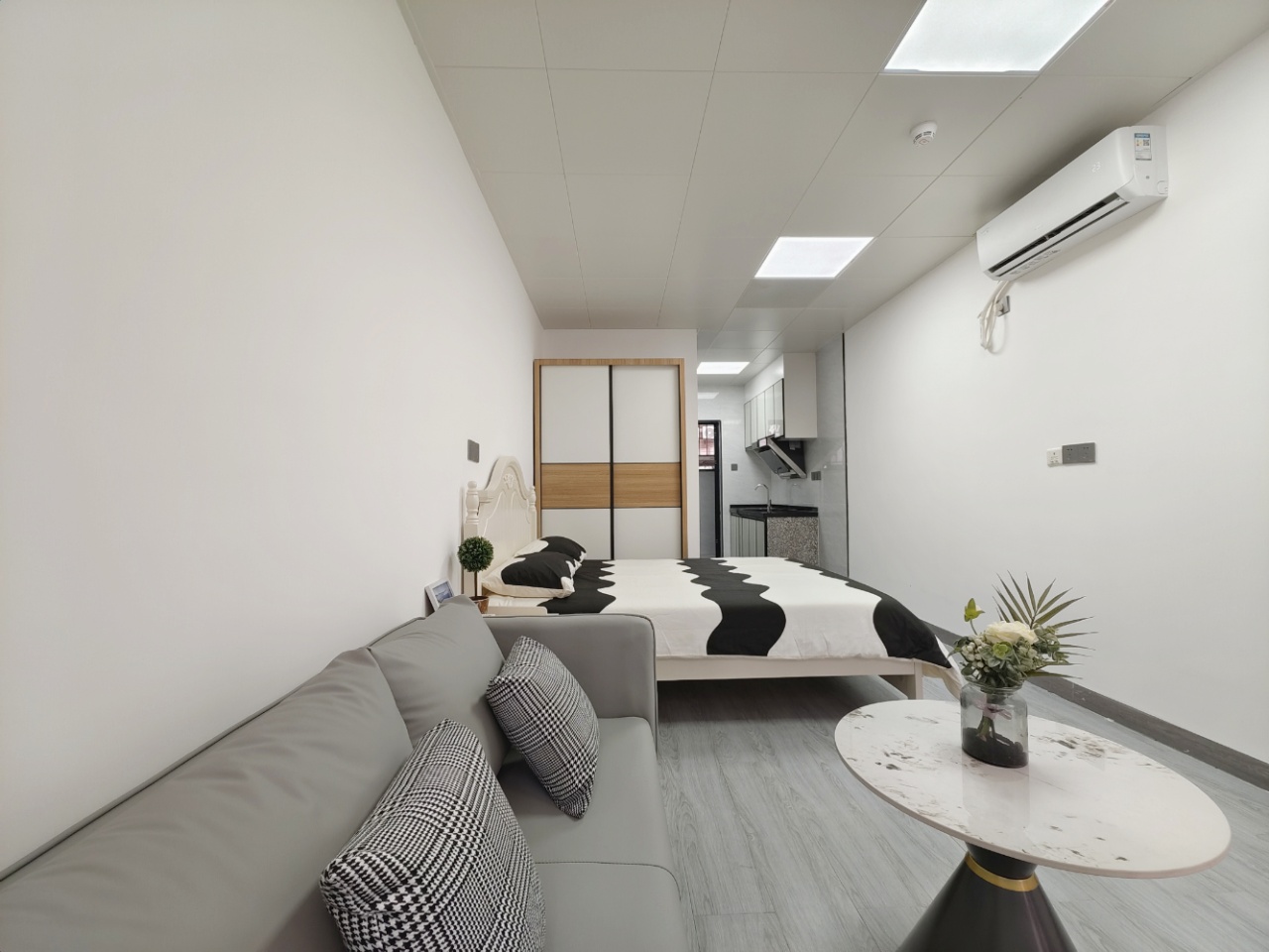 业主诚心出租看房方便，户型方正，布局简单，空间宽敞，使用率很