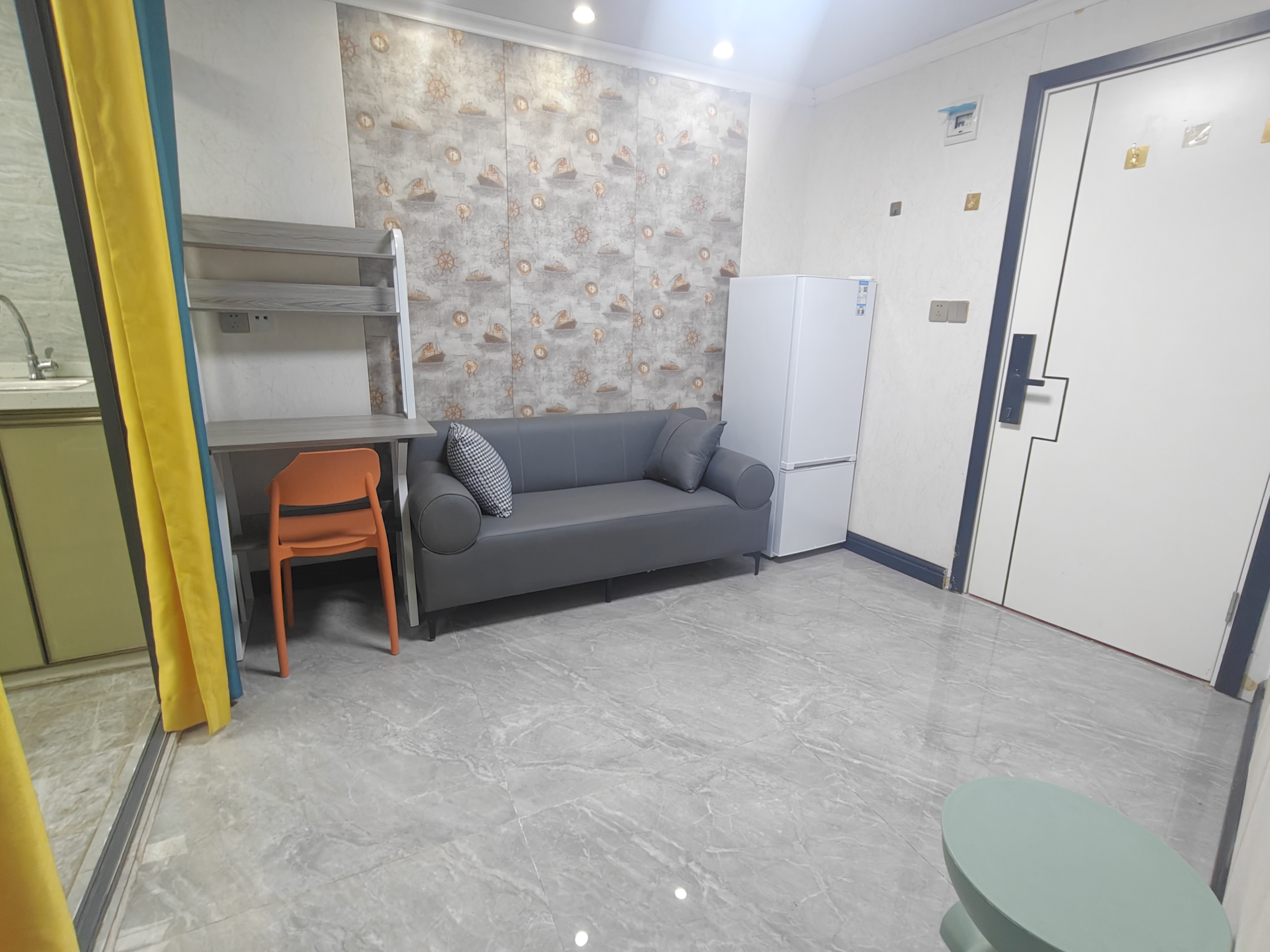 靠近地铁站，楼下就是商圈