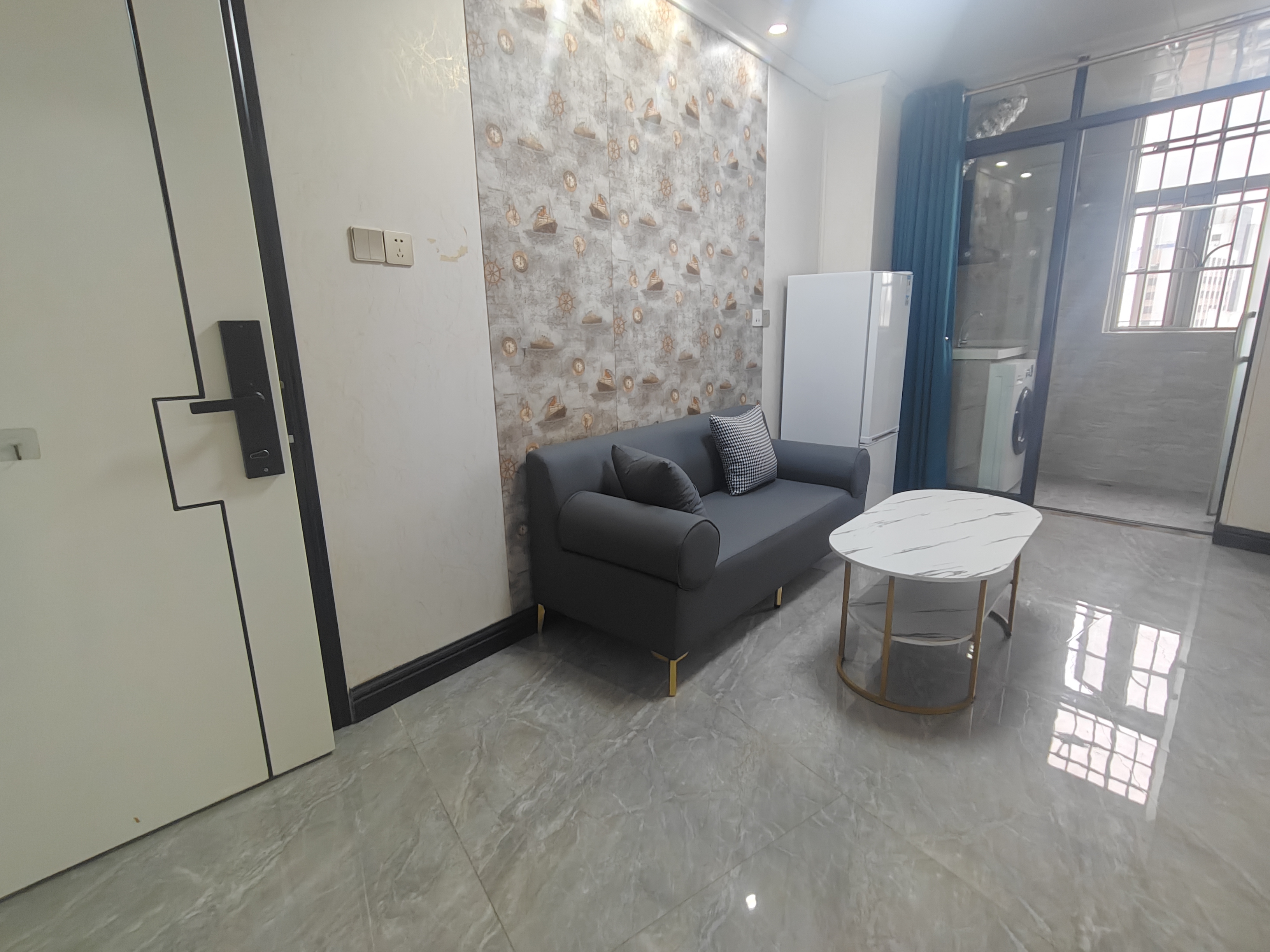 靠近地铁站，楼下就是商圈