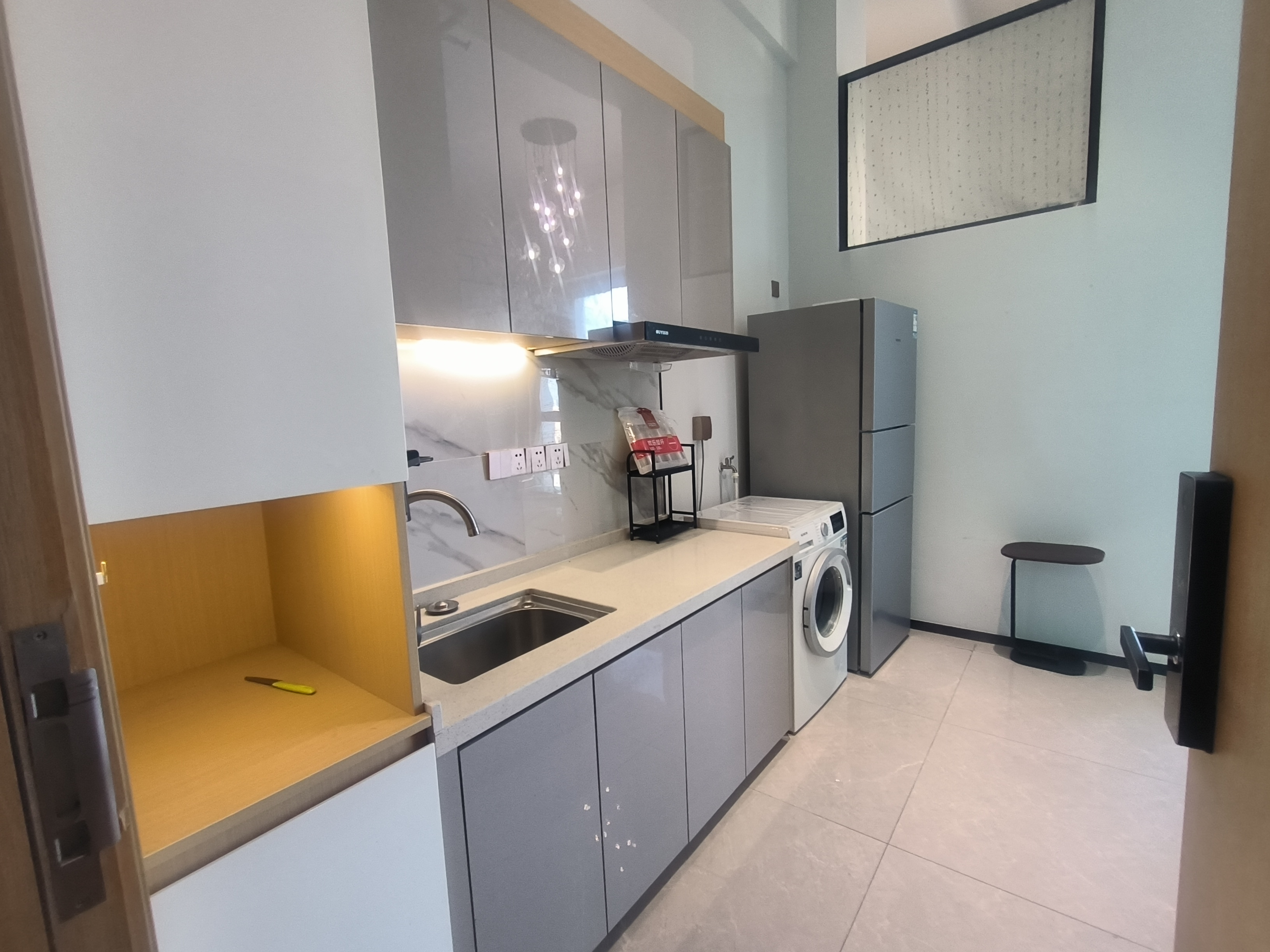 再生时代大厦西普装2室1厅