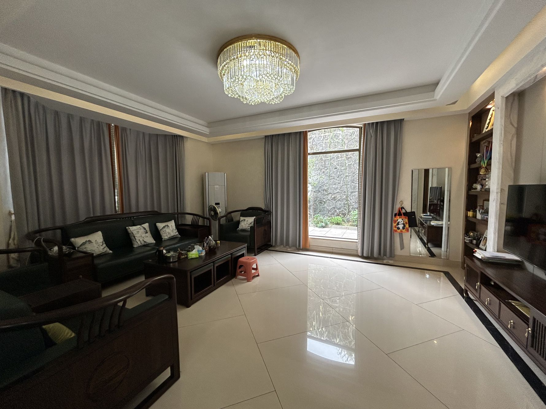 高明碧桂园三期，朝南采光佳，车位充足，带地面花园，距离大型公园约300米，业主诚心出售。