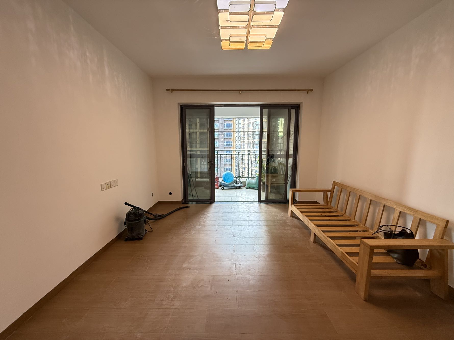 业主自装东南向三房两卫，中间好楼层，采光好无遮挡-江门江海碧桂园二手房