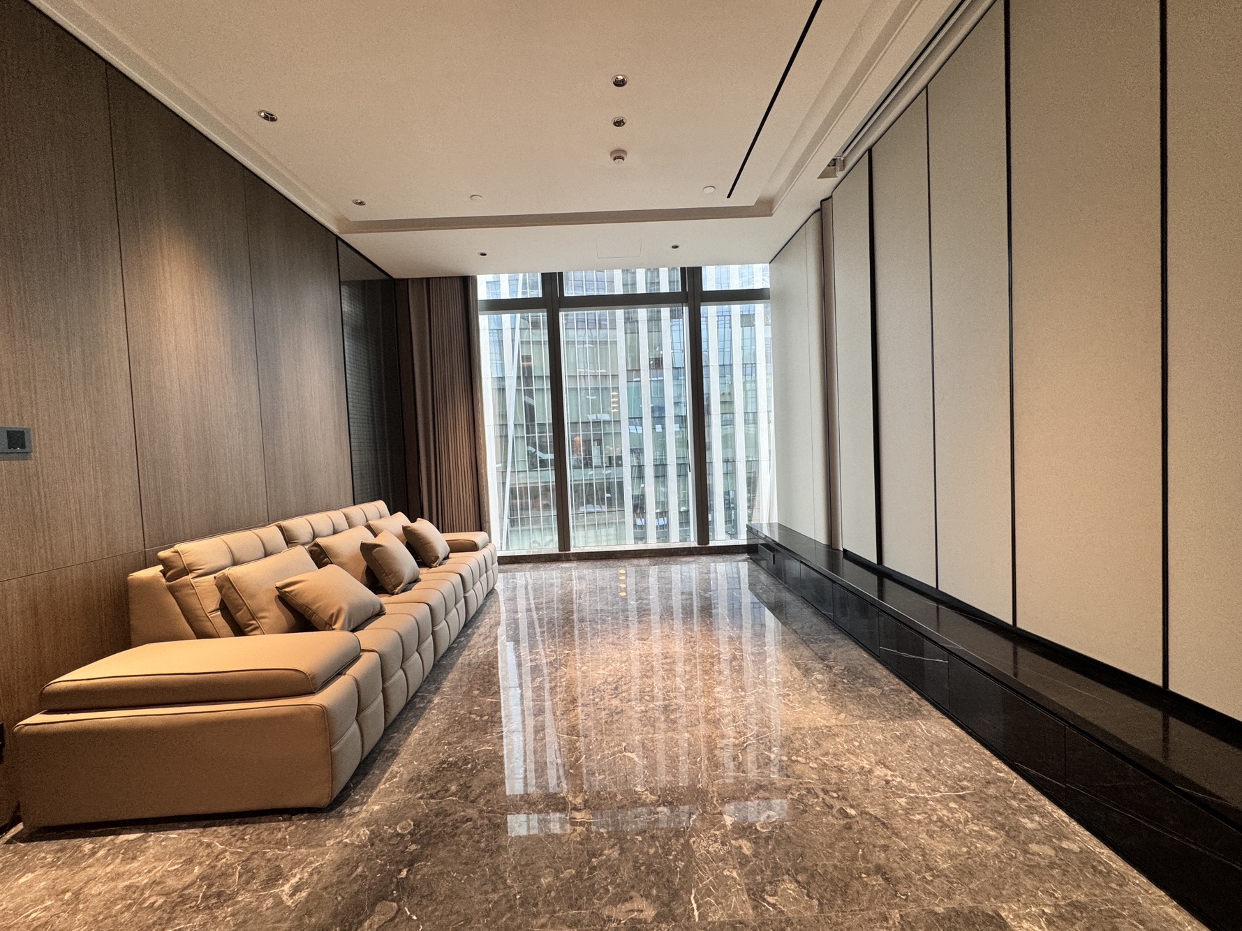 装修描述:装修描述:房子装修很好，家私家电齐全，随时可以拎包