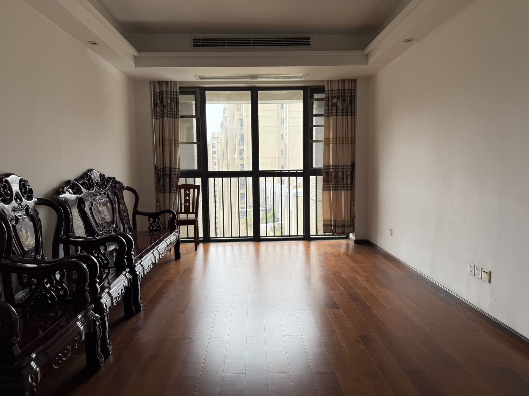 金地伊顿山，方正户型，朝南采光佳，带地面花园，人车分流，近商业综合体与大型公园，业主诚心出售。-珠海金地伊顿山二手房