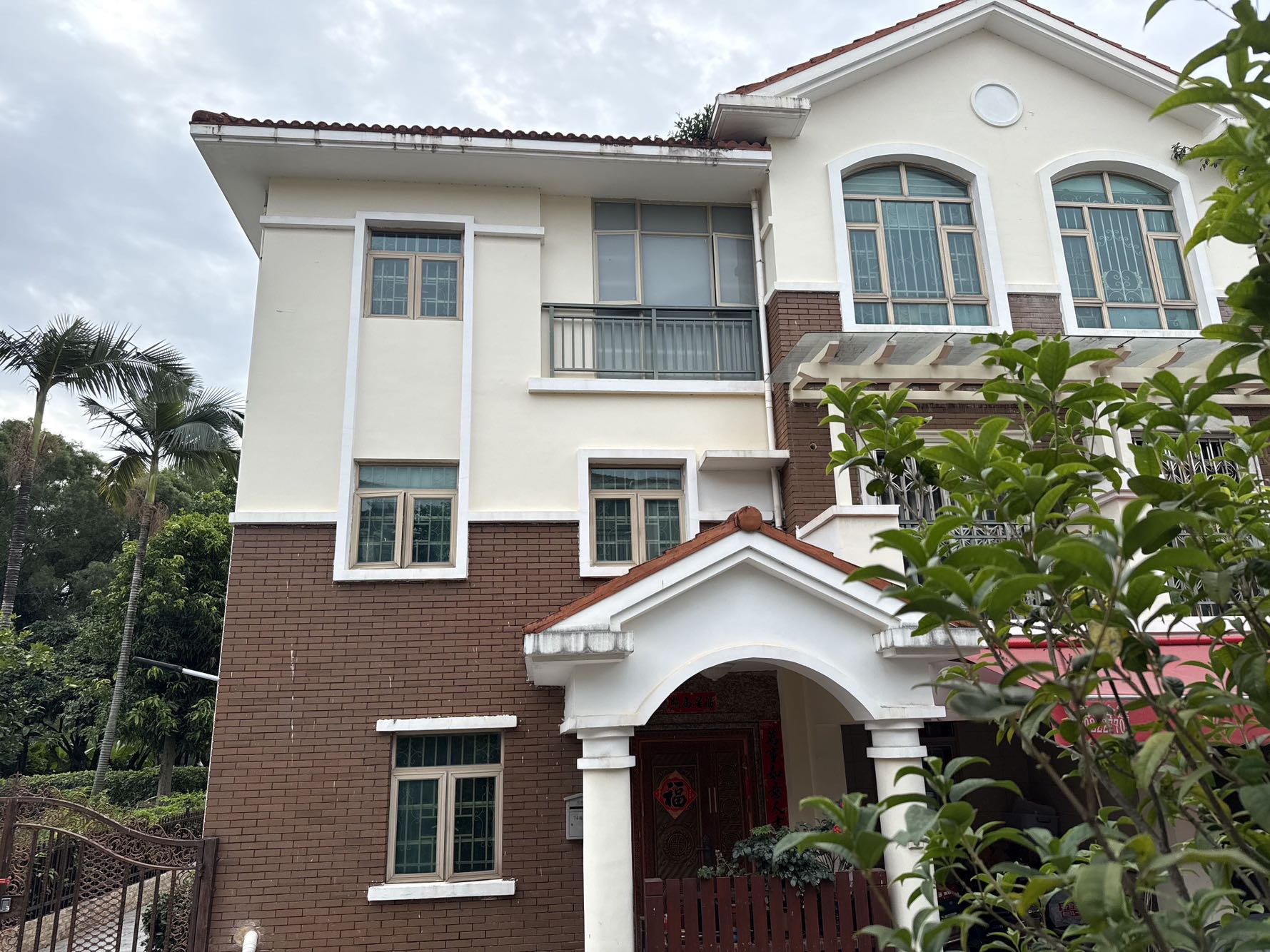 蓝波湾诚心出售，朝南采光佳，车位充足，带地面花园，周边商业综合体与大型公园，生活便利。-惠州蓝波湾二手房