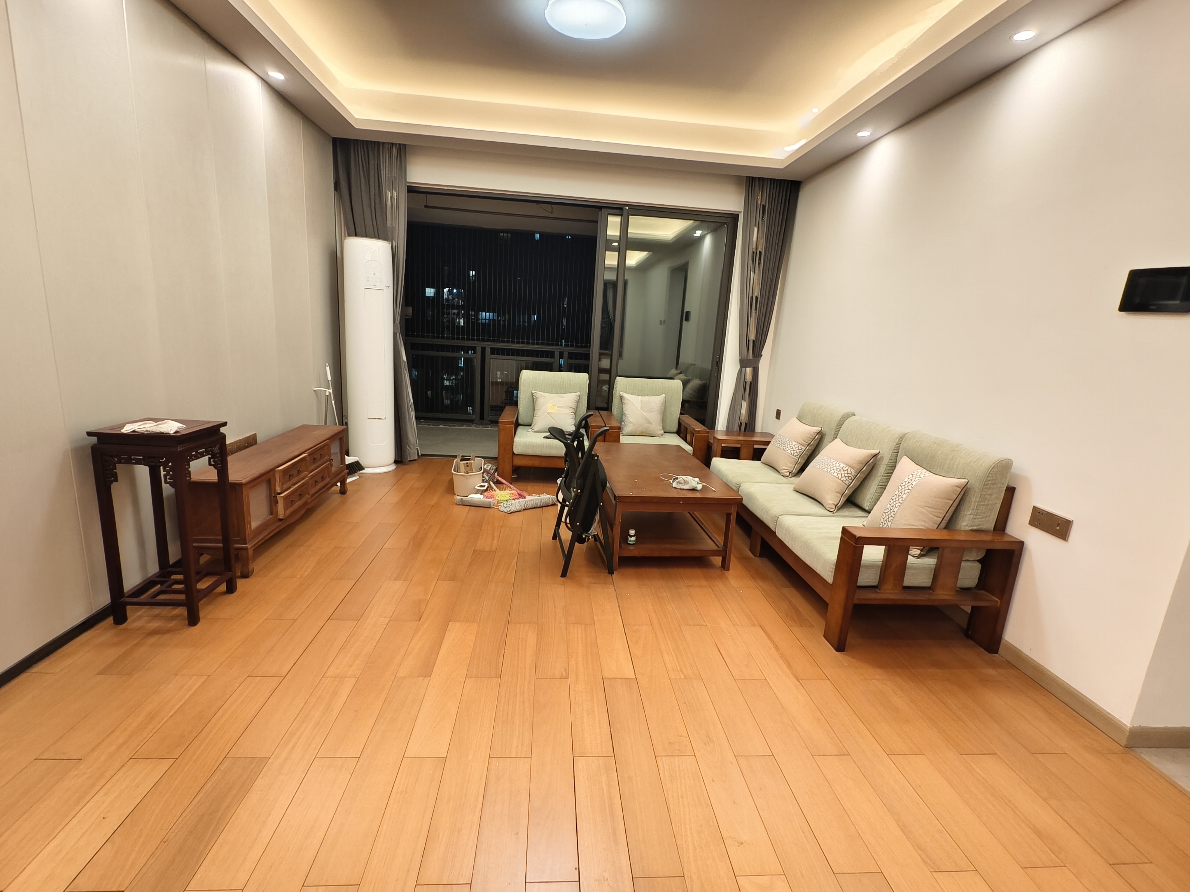 房子是现代简欧风装修，风格简单大气却不失内涵-深圳中森公园华府租房