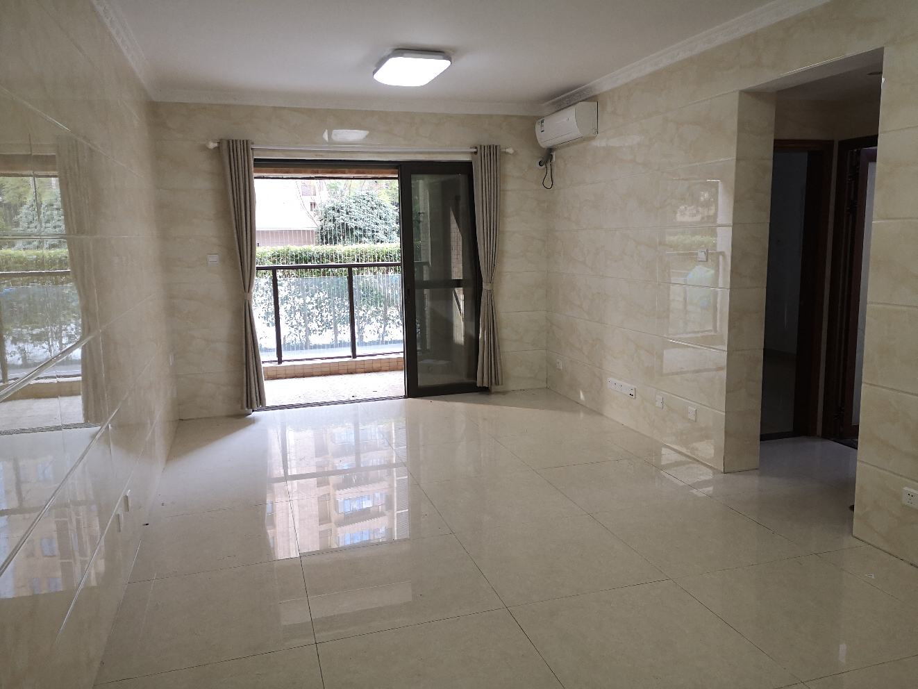 小区绿化很好，有公共娱乐和锻炼的地方。绿化率很高-深圳大冲都市花园租房