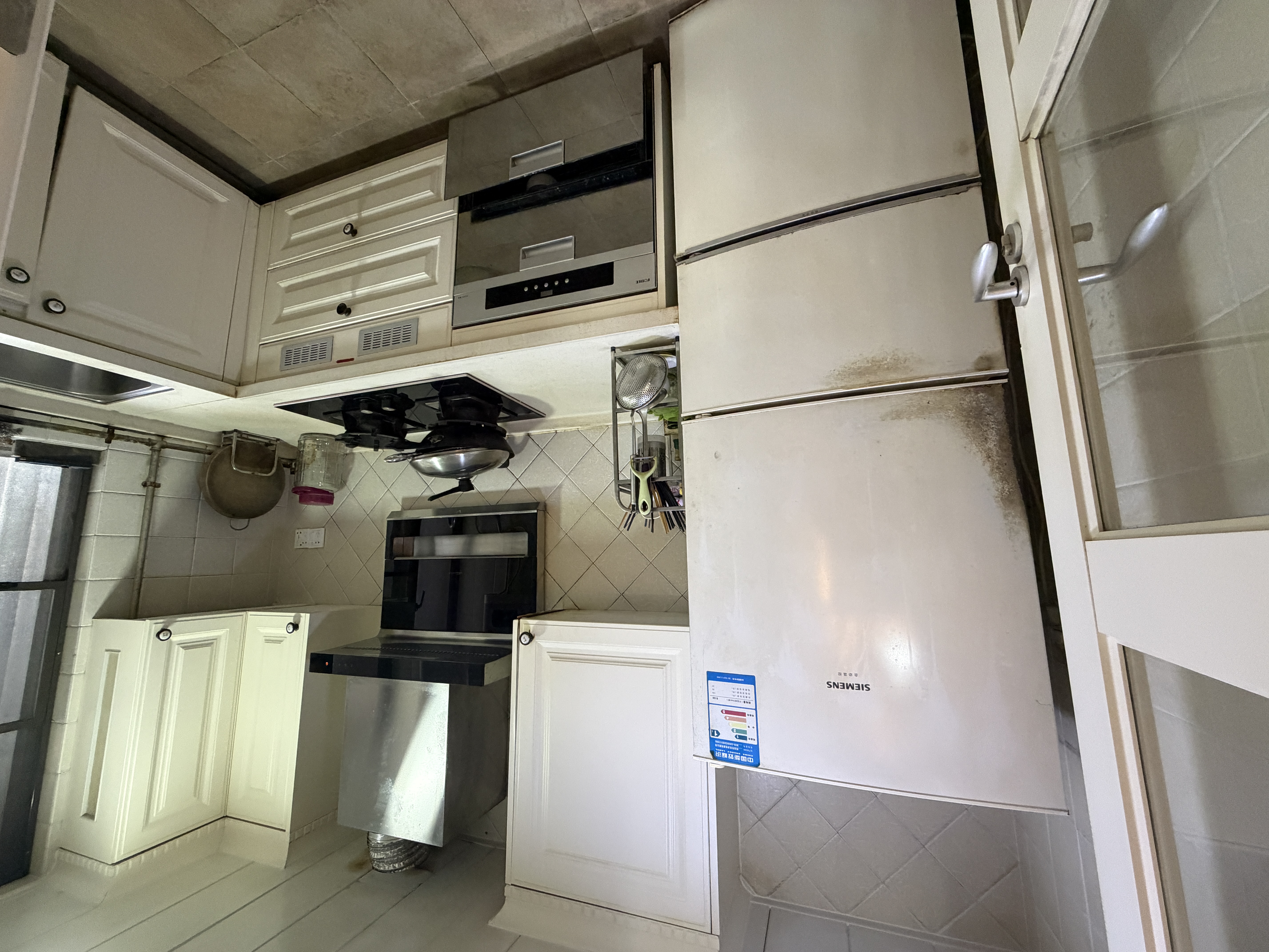 沙井优质房源，三室两厅设计，南向采光充足，改造空间大，自由发挥，尽享舒适生活。