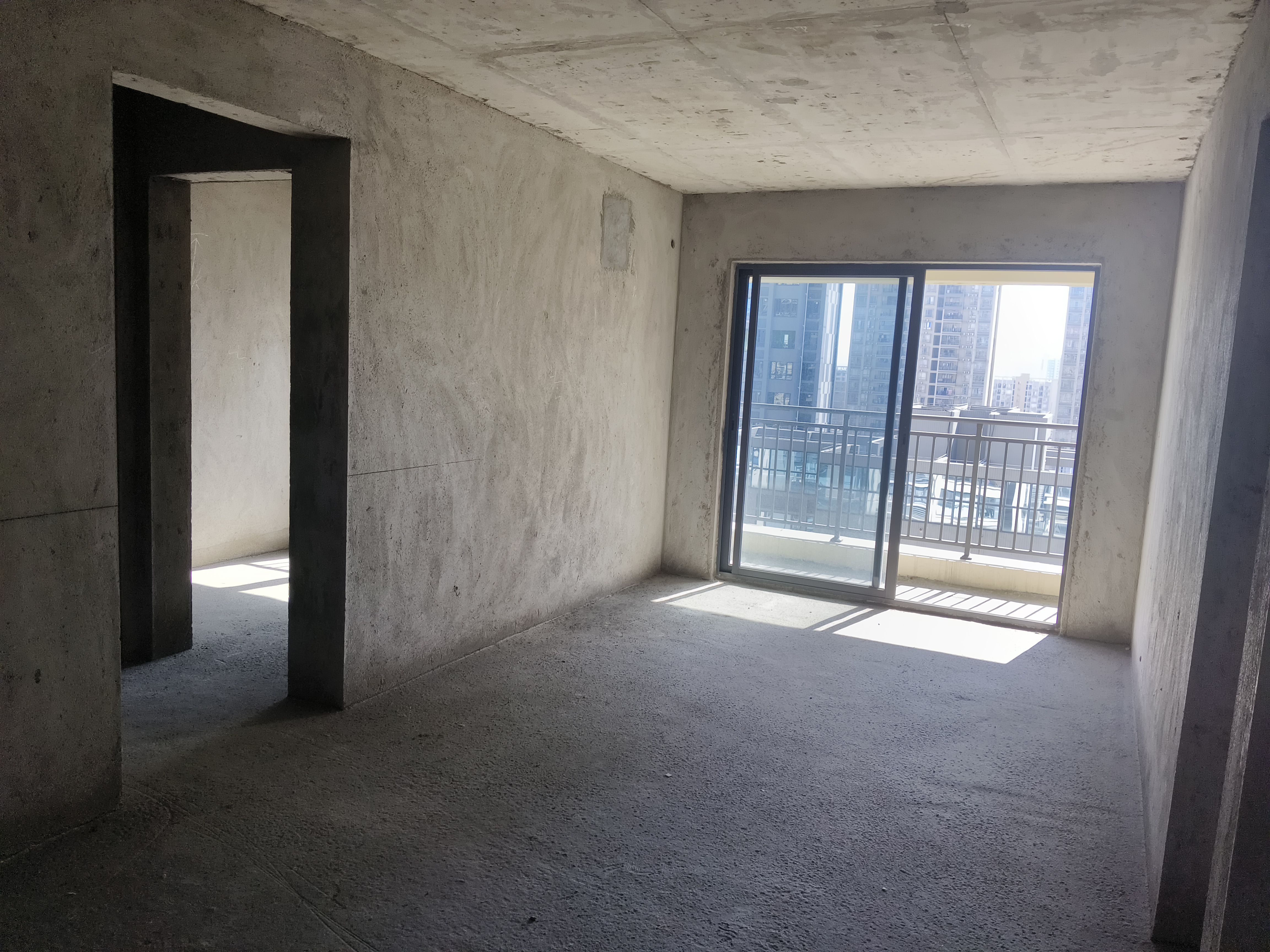 龙湖春江名宸房源毛坯房源业主诚心出售，看房方便