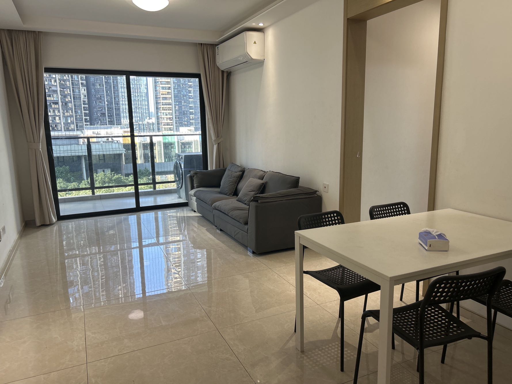 勤诚达正大城和园，朝南采光佳，厅出阳台，楼龄新，车位充足，优质学区房，业主诚心出售。