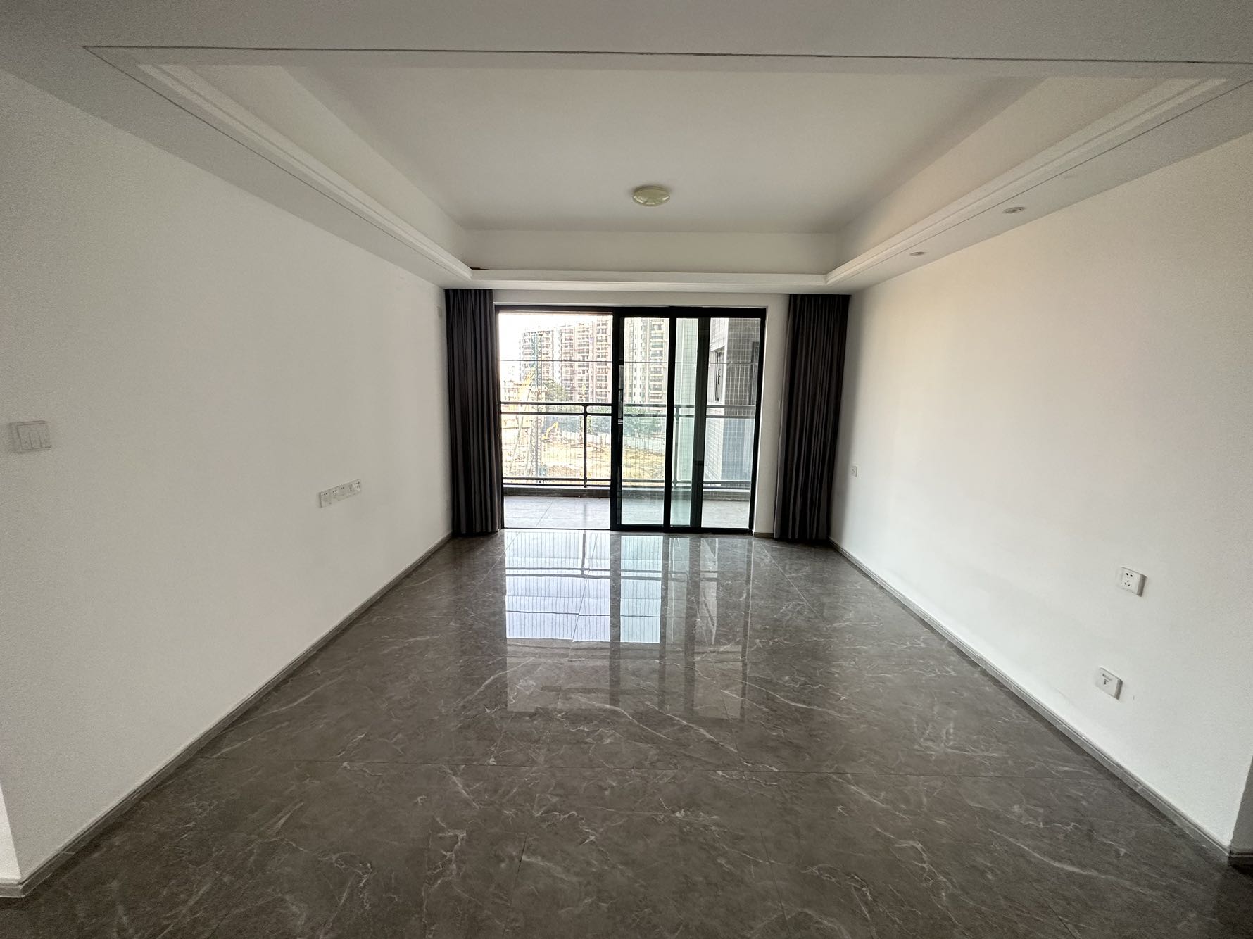 越秀臻荣府，中楼层，朝南采光佳！业主诚售，随时看房，机会难得！