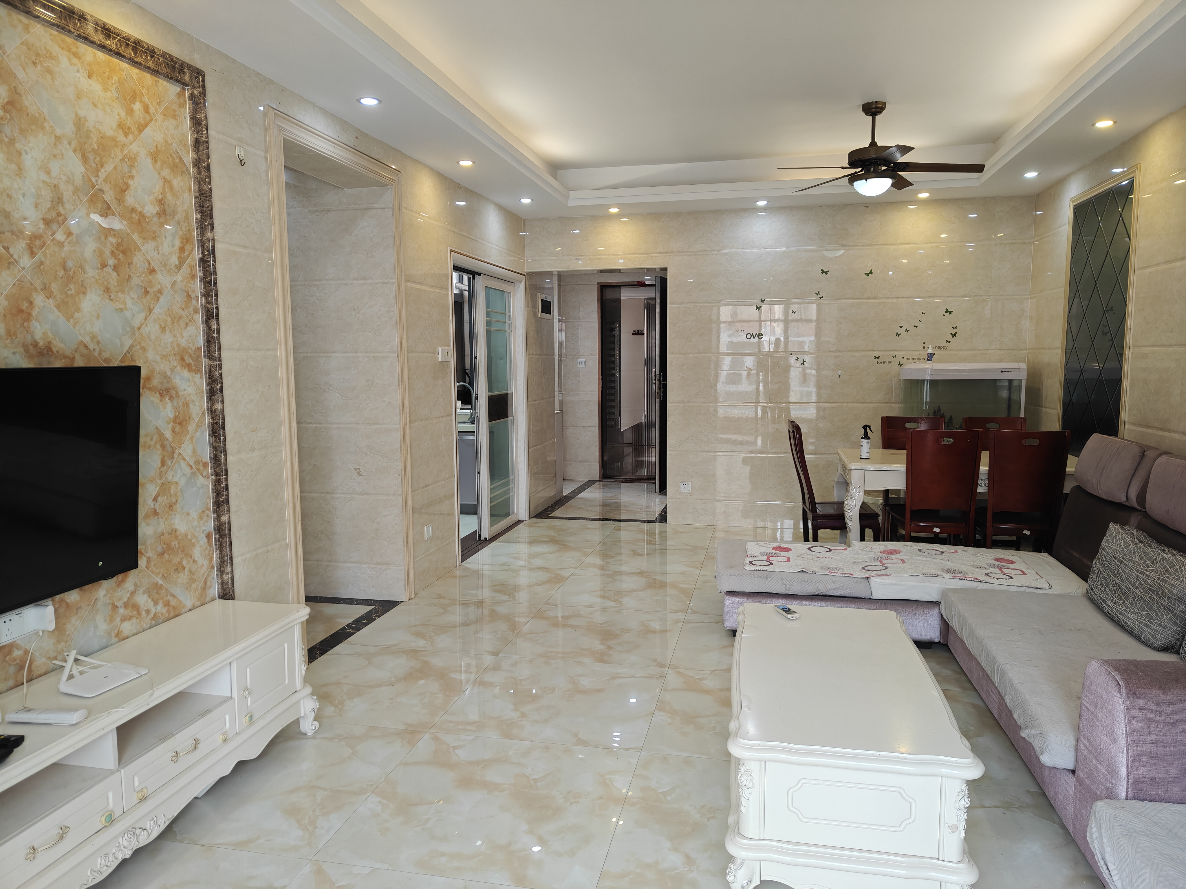 方直城市时代精装修房源业主诚心出租，直接拎包入住，看房方便。