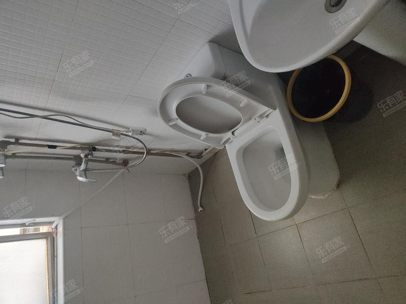 南山区学府路，临近11号线南山地铁站，交通便利，周边配套齐全