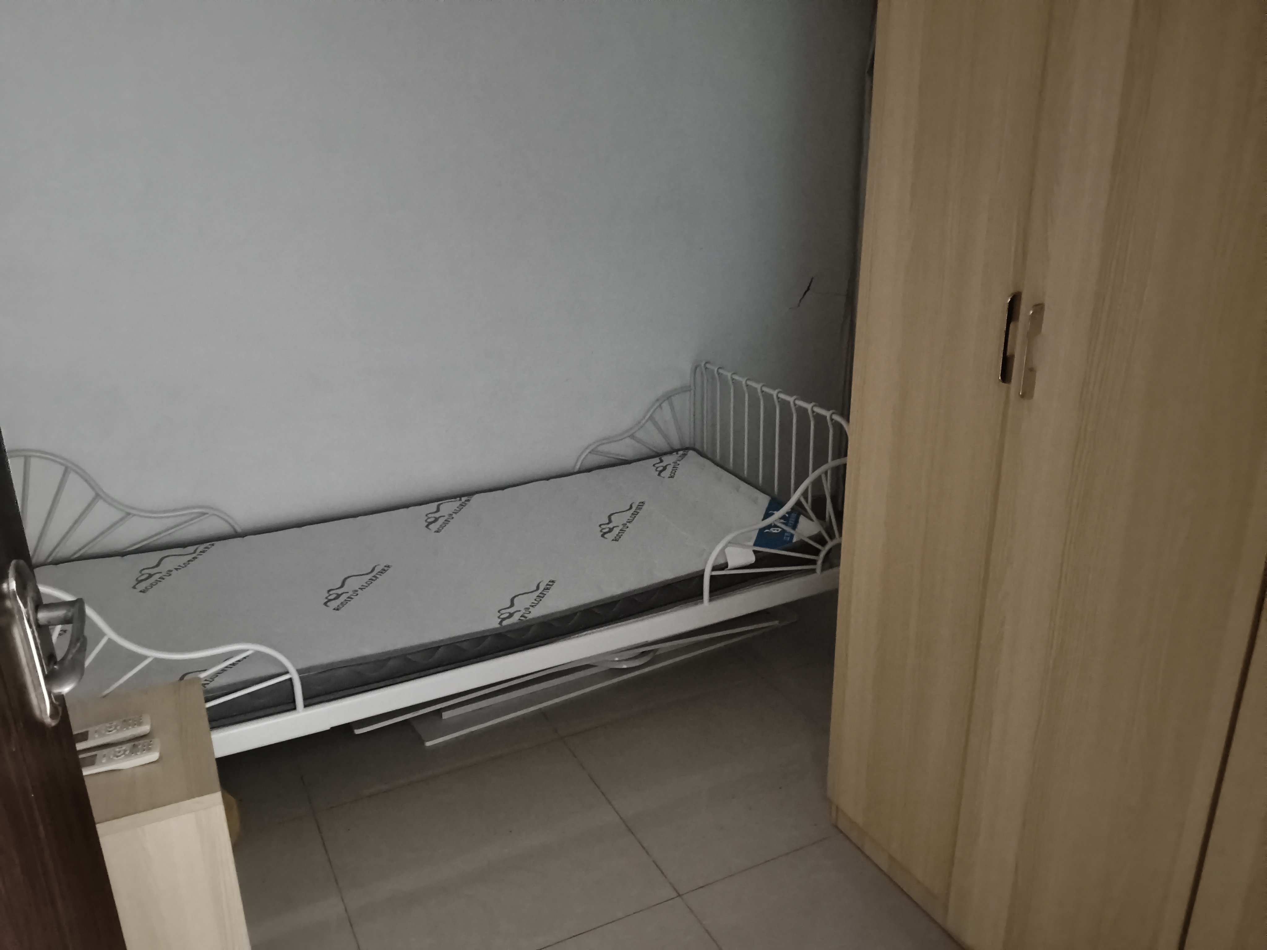 12号线地铁口旁精装两房，中低楼层看花园！