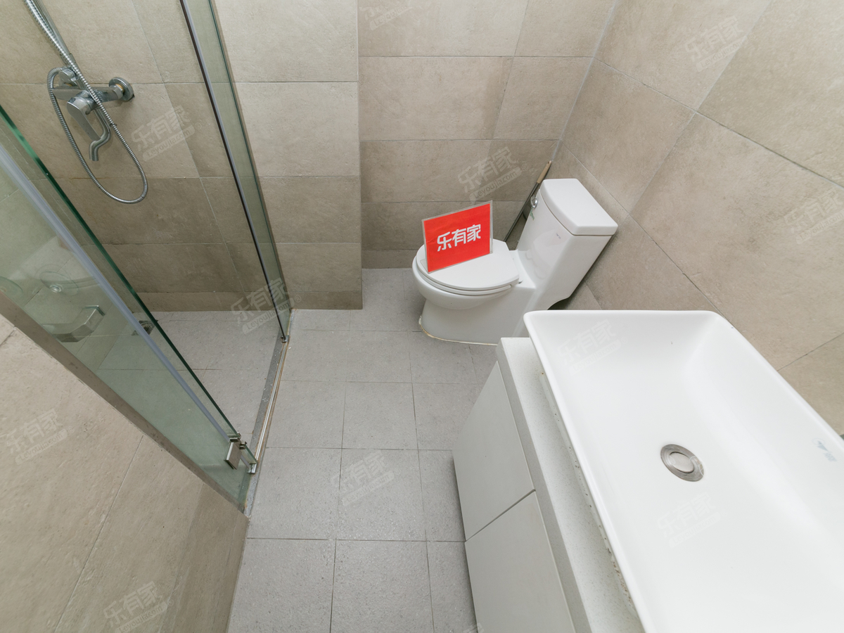 白石洲地铁口次新小户型，朝南向，看高尔夫景色