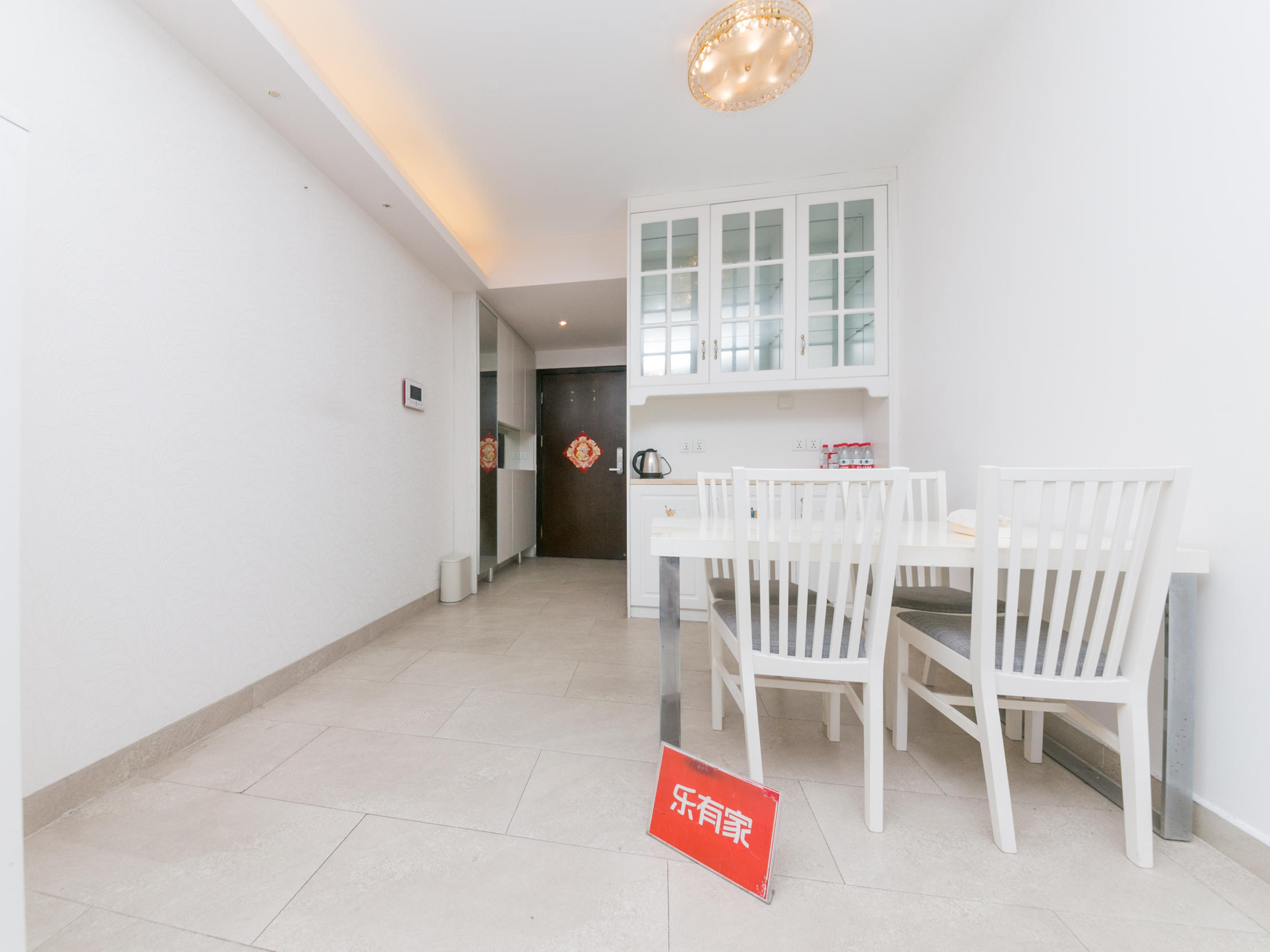 诚心出售首地容御花园，户型方正，通风采光佳，带重点学校与地面花园，小区人车分流，生活更安心。