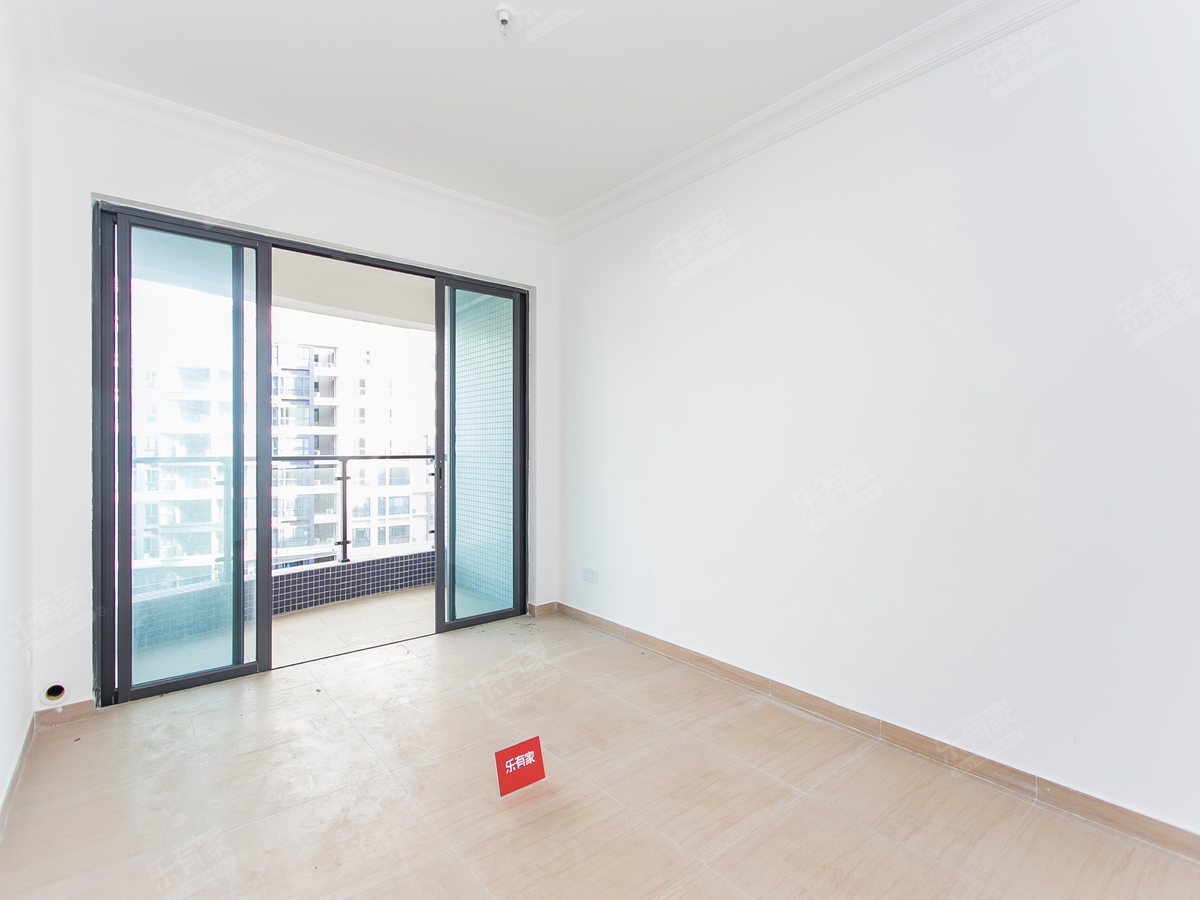 三期迎海，精装交付，次新房，业主诚心出售，咨询有优惠