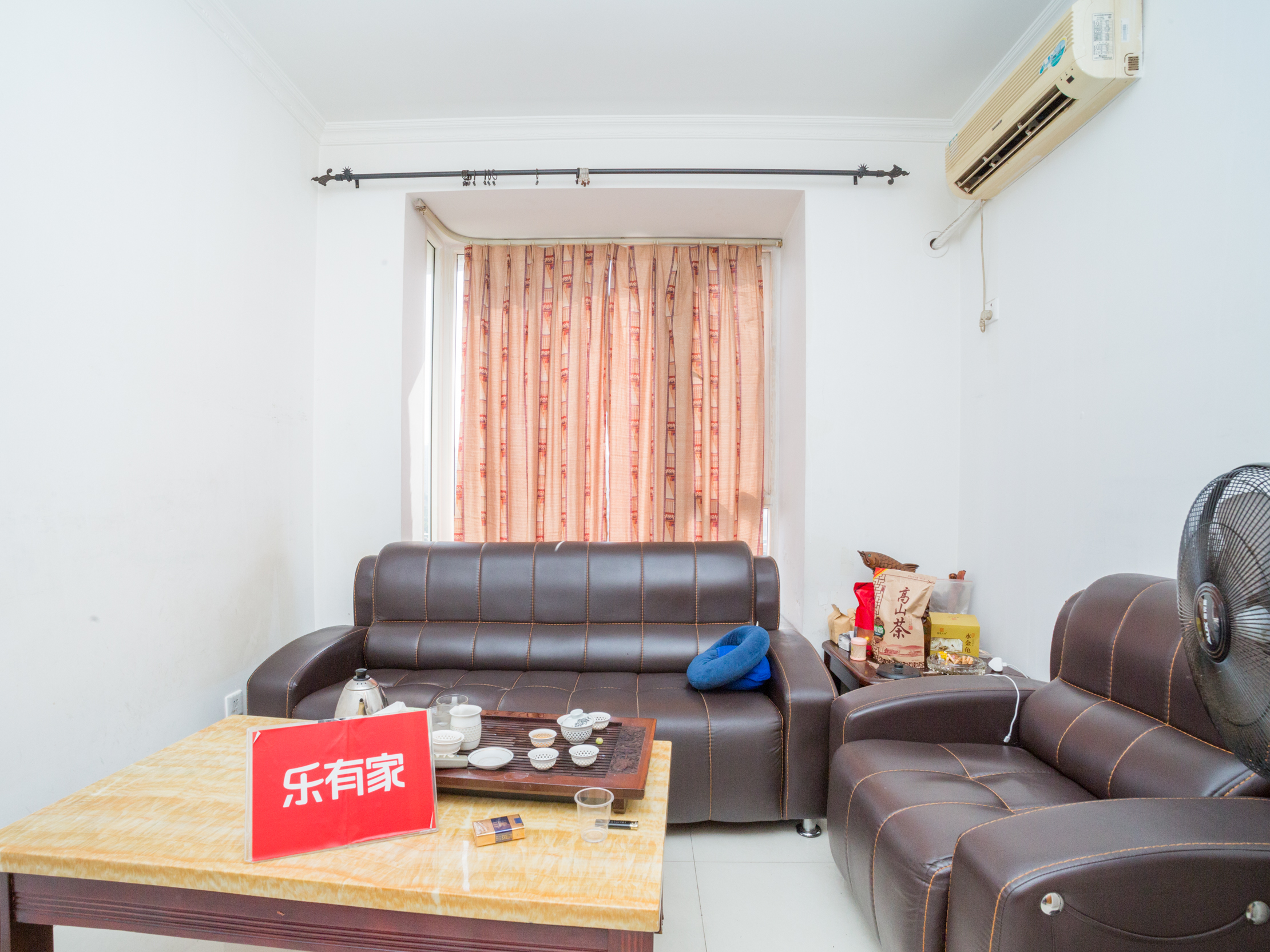 房子的户型方正，采光通风很好，居住舒适。