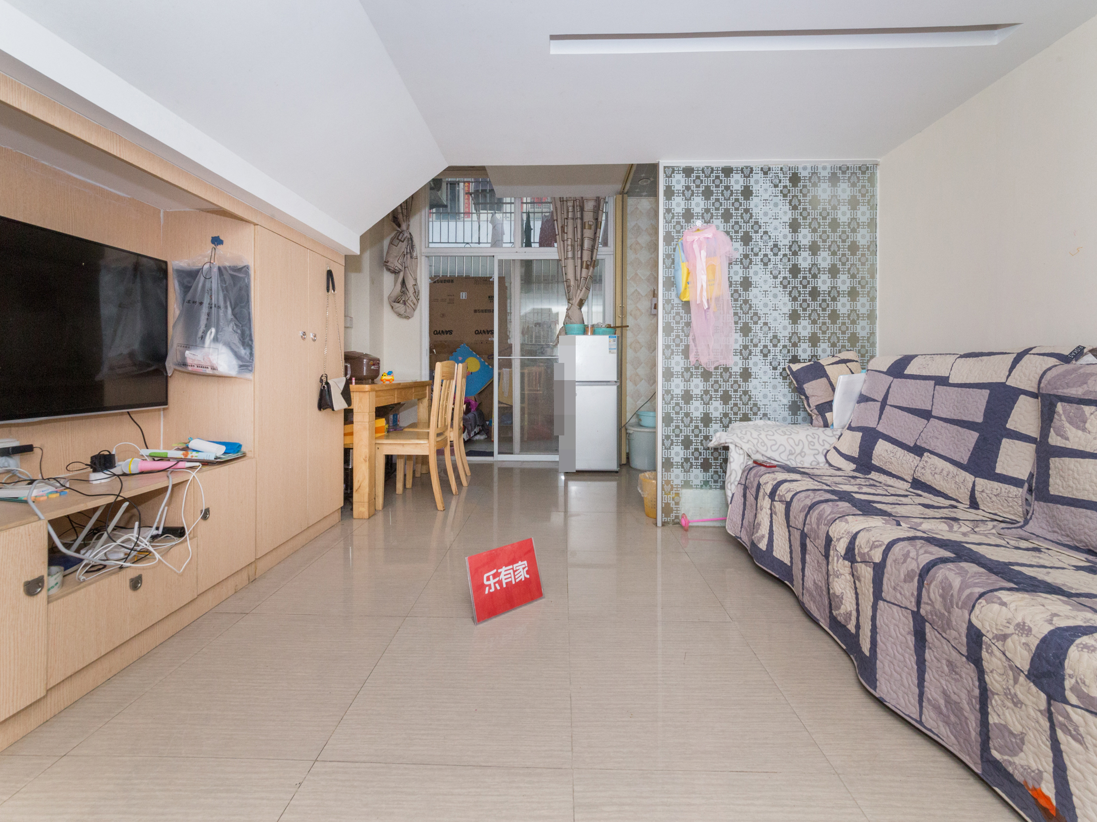 地铁口实用2房，满五税少，安静朝南通风好，急卖