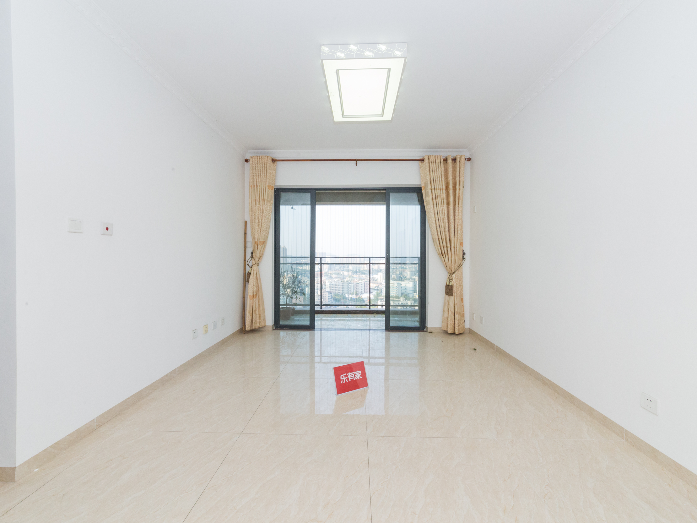 华侨城三房户型，实用面积大，居住舒适