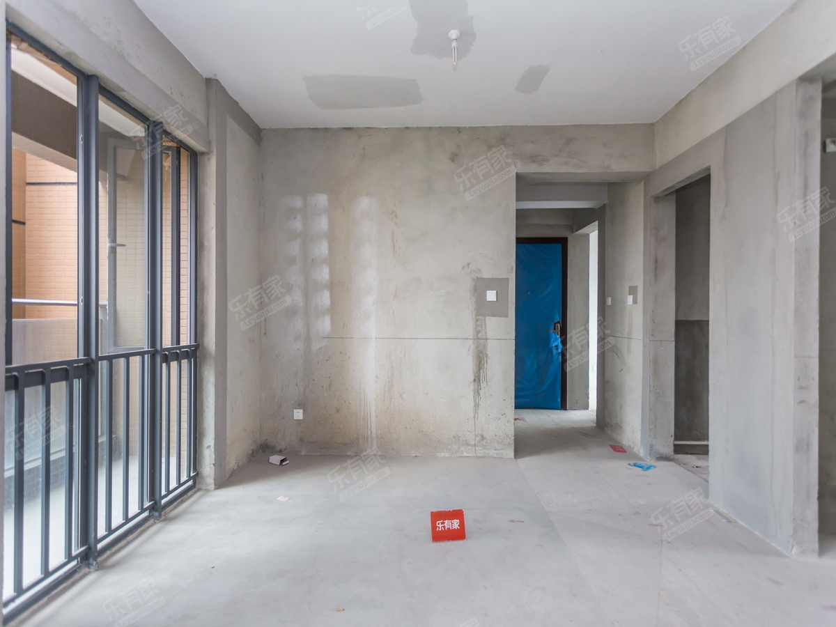 7区毛坯4房，业主诚心出售，看房有钥匙！